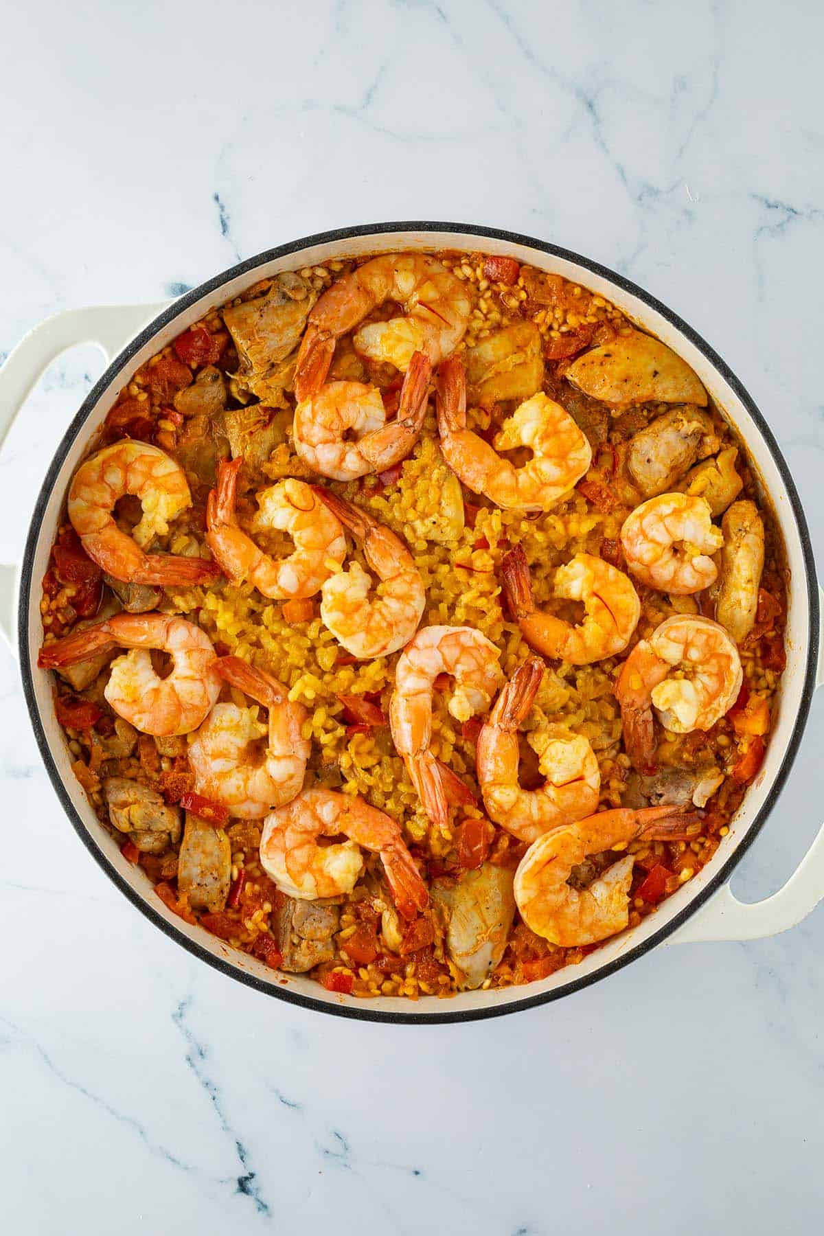 Paella mit H&auml;hnchen und Garnelen nach dem Garen.
