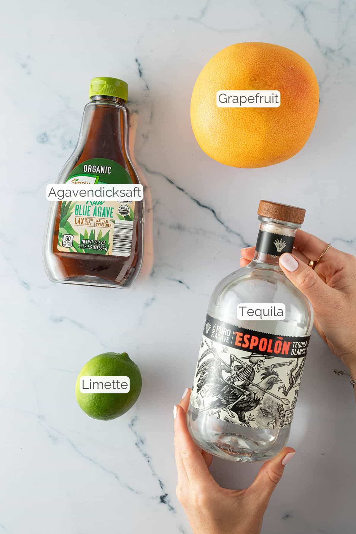 Alle Zutaten mit jeweiligen Textbeschriftungen, die f&uuml;r den Paloma Cocktail ben&ouml;tigt werden.