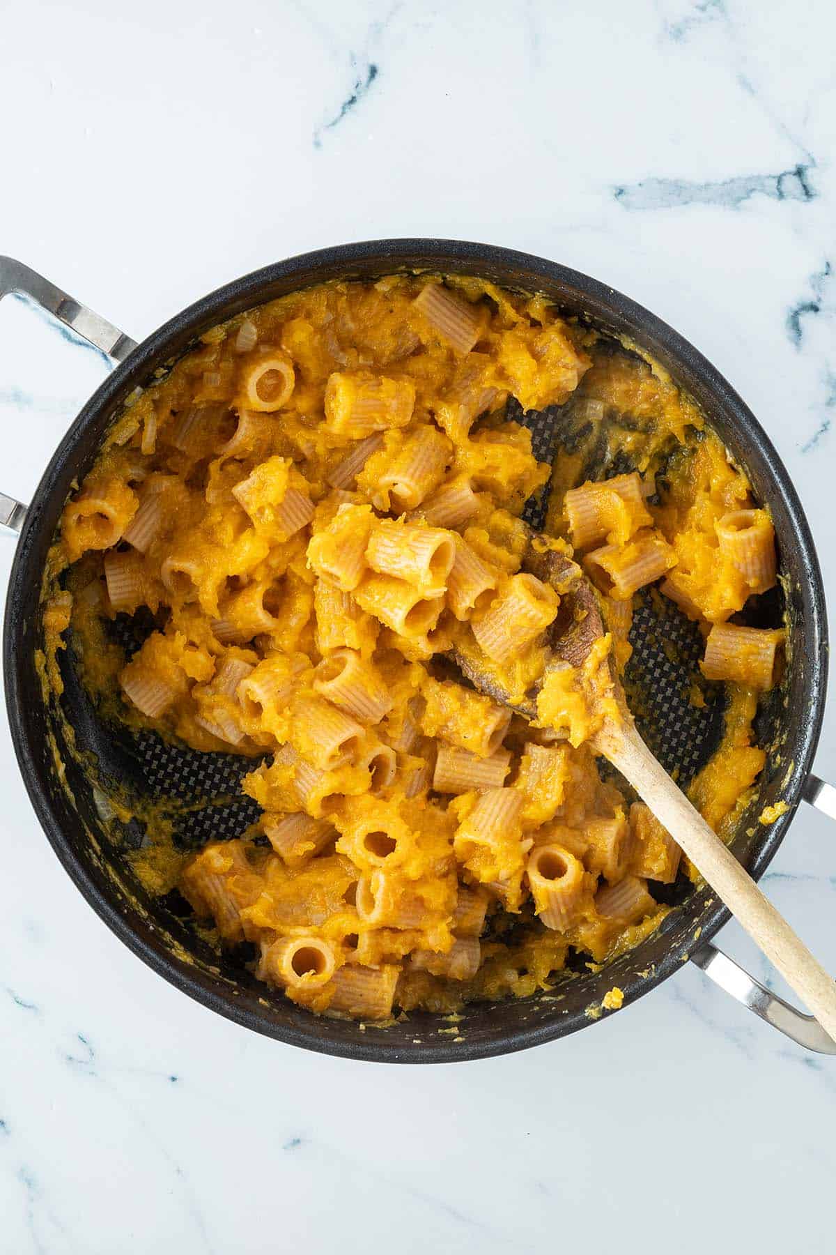 Fertig gekochte Rigatoni Nudeln in einer cremigen K&uuml;rbissauce.