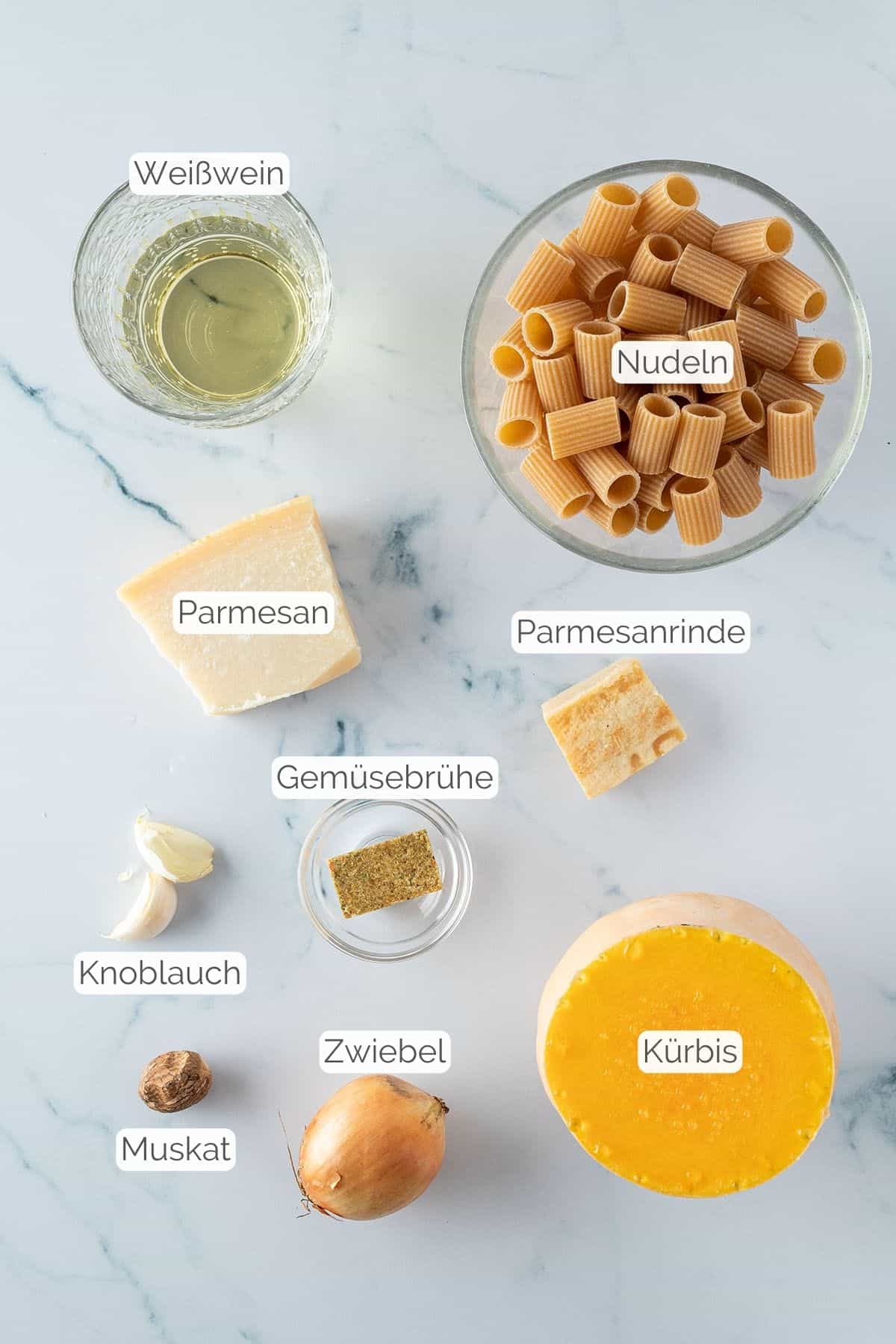Alle Zutaten mit jeweiligen Textbeschriftungen, die f&uuml;r die Pasta alla Zucca ben&ouml;tigt werden.