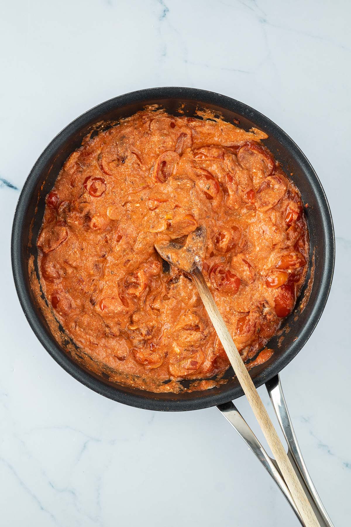 Cremige Tomaten-Ricotta-Sauce in einer Pfanne.