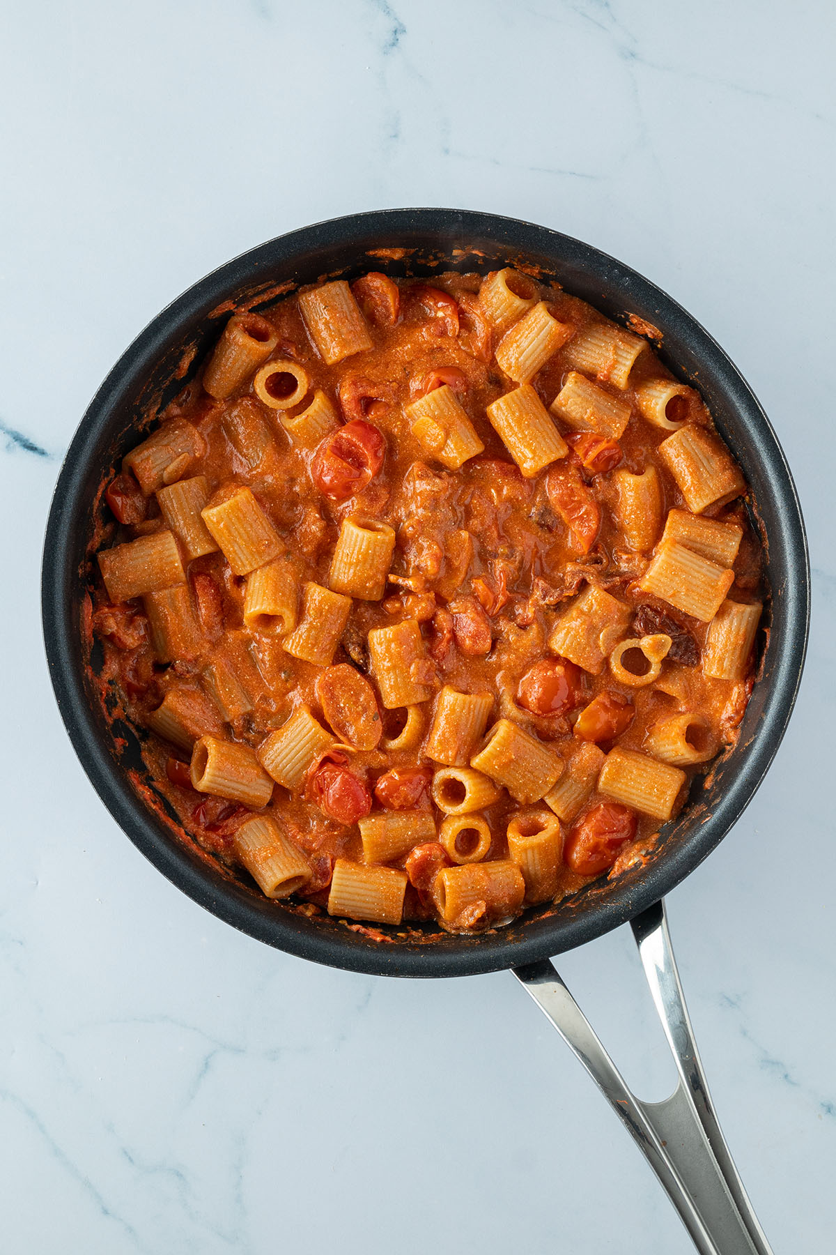 Pasta mit Ricotta-Tomaten-Sauce in einer Pfanne.