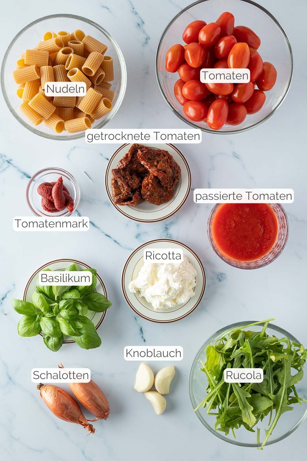 Foto aller Zutaten und Textbeschriftungen, die f&uuml;r die Pasta mit Ricotta ben&ouml;tigt werden.