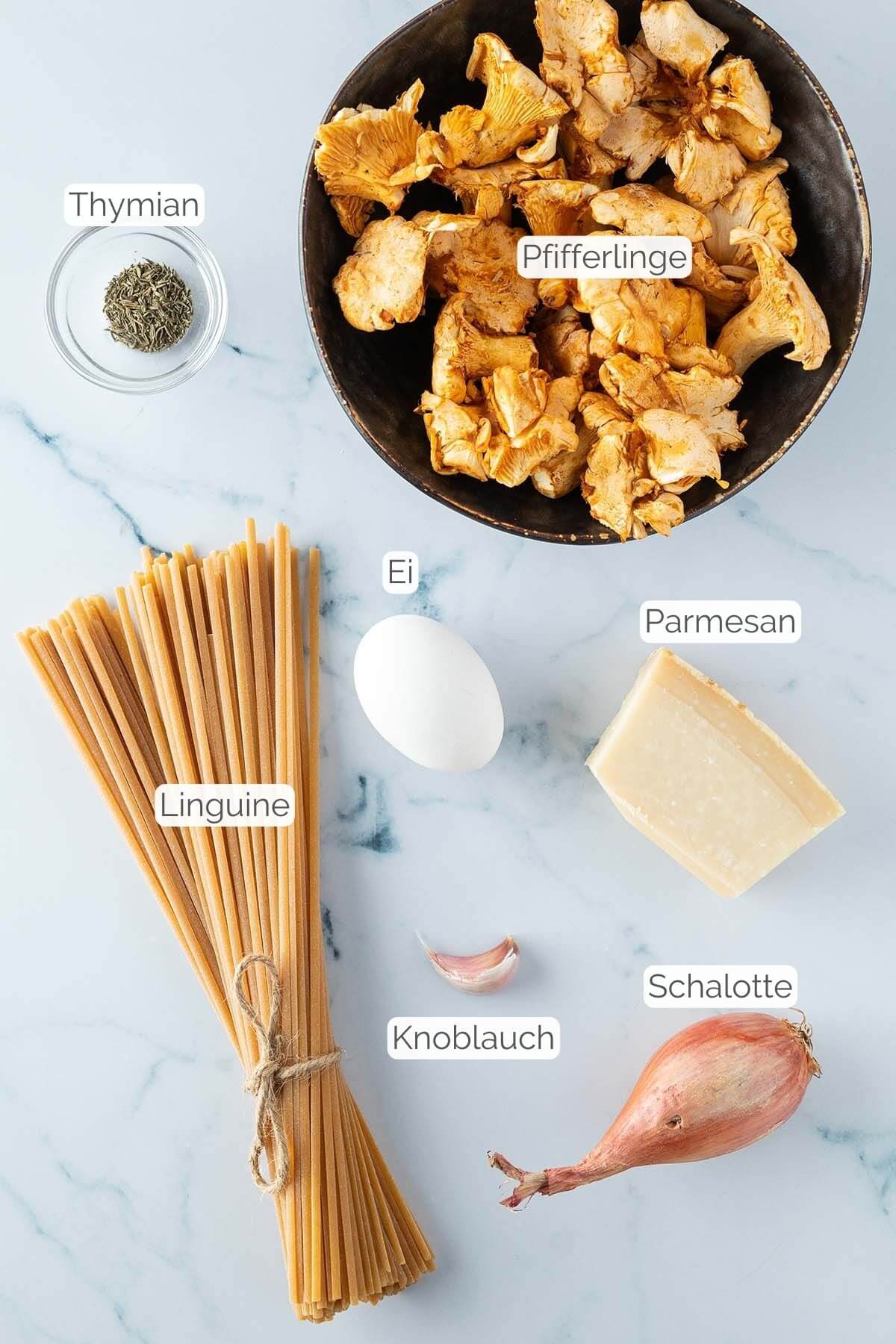 Foto aller Zutaten mit jeweiligen Textbeschriftungen, die f&uuml;r das Rezept ben&ouml;tigt werden.