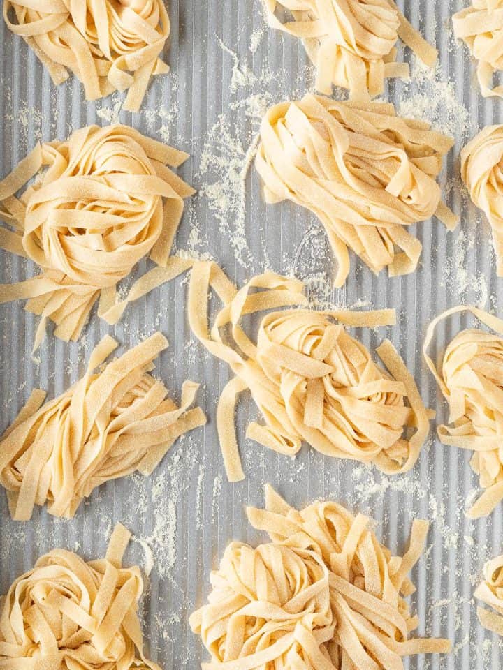 Frisch geschnittene, selbstgemachte Bandnudeln zu kleinen Nudelnestern geformt.