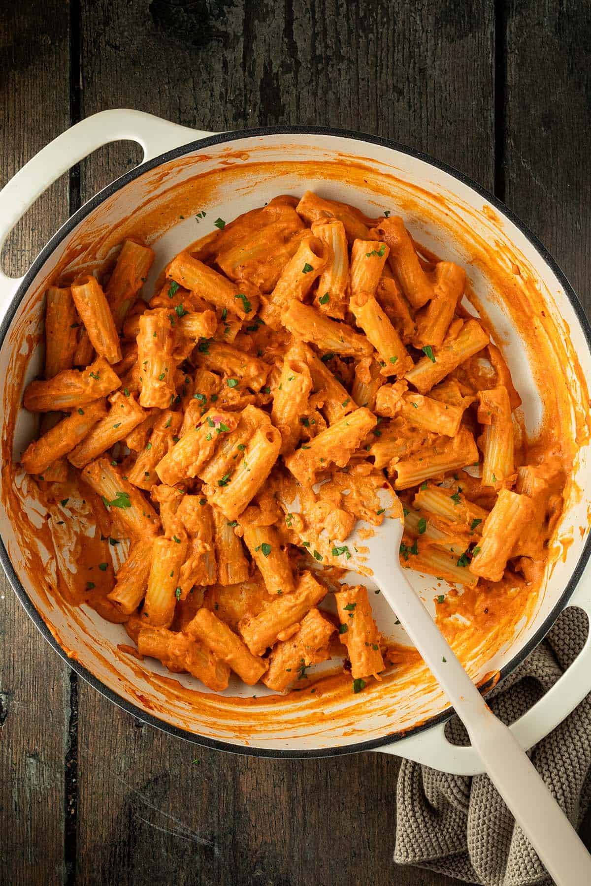 Penne alla Vodka in einer gro&szlig;en Pfanne auf Holzuntergrund.