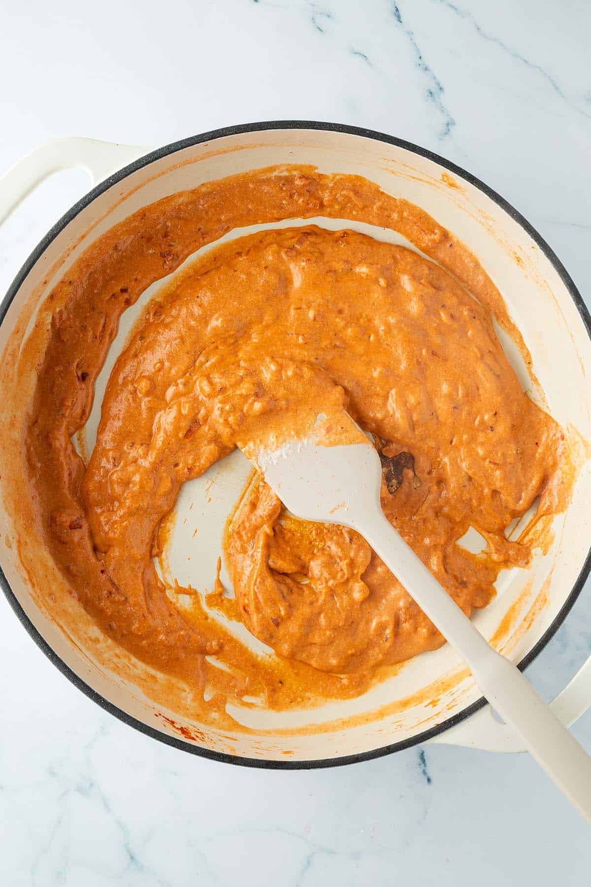 Cremige Vodka-Tomatensauce in einer gro&szlig;en Pfanne.