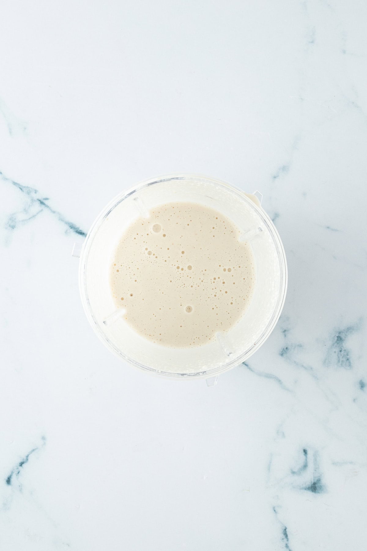 Cashew-Sahne in einem Mixbecher.