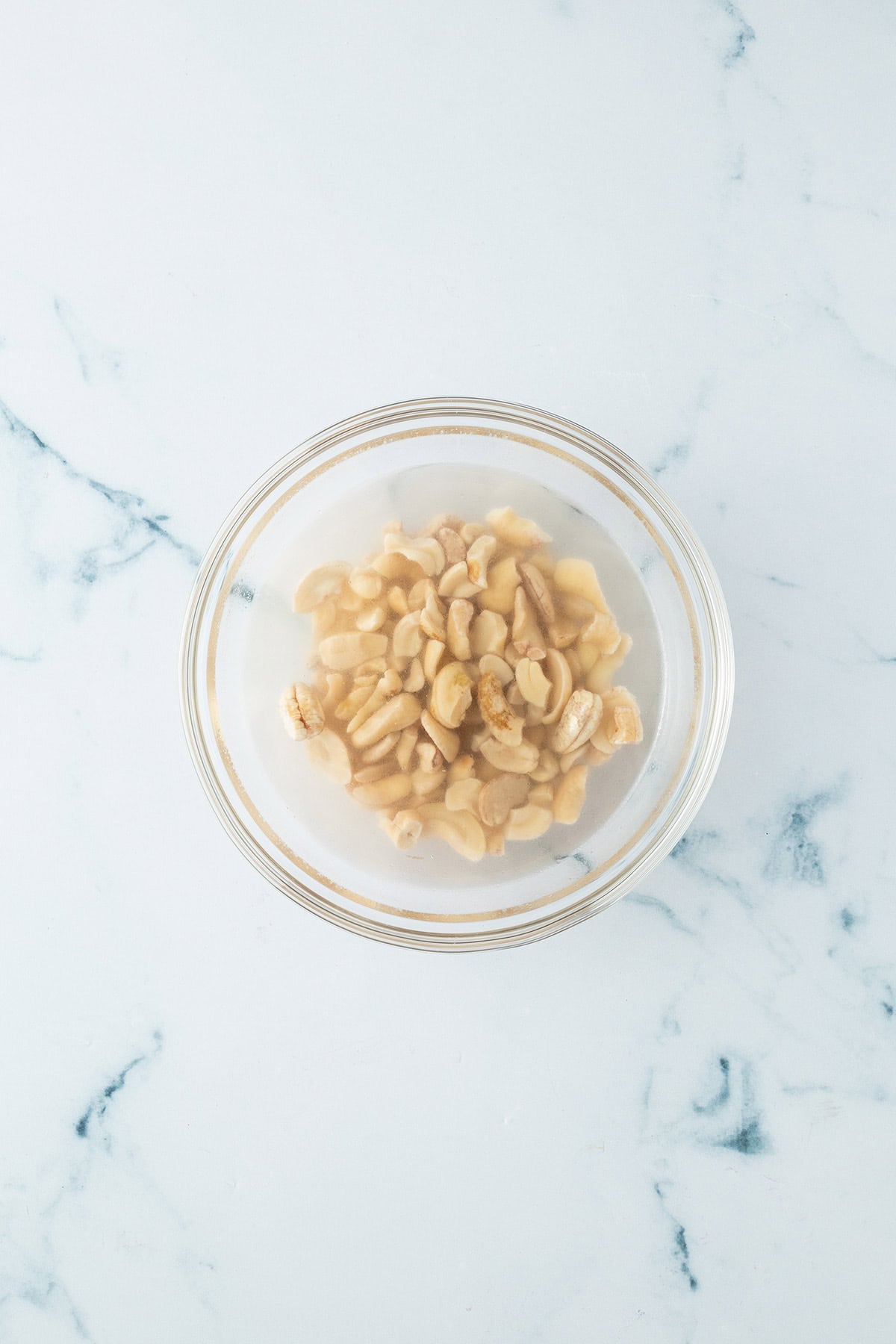 Eingeweichte Cashew-Kerne in einer Glassch&uuml;ssel.