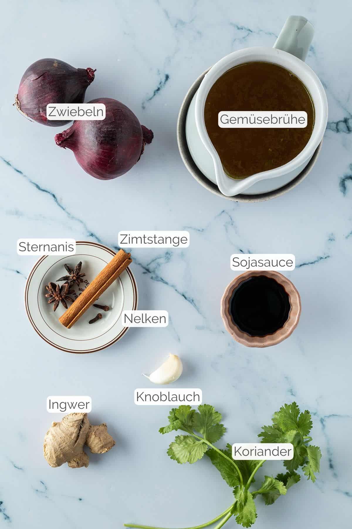 Alle Zutaten mit jeweiligen Textbeschriftungen, die f&uuml;r eine vegane Pho Br&uuml;he ben&ouml;tigt werden.