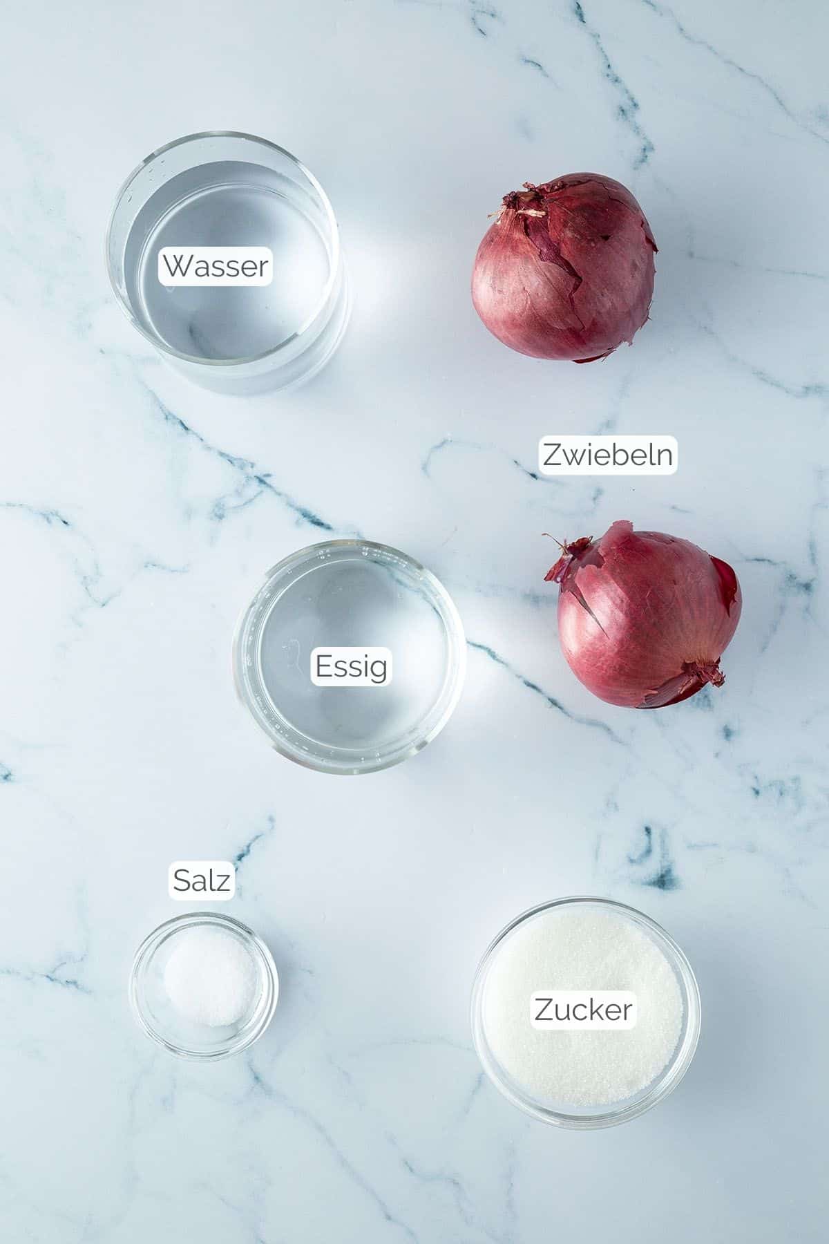 Alle Zutaten inklusive Textbeschriftungen, die f&uuml;r Pickled Onions ben&ouml;tigt werden.