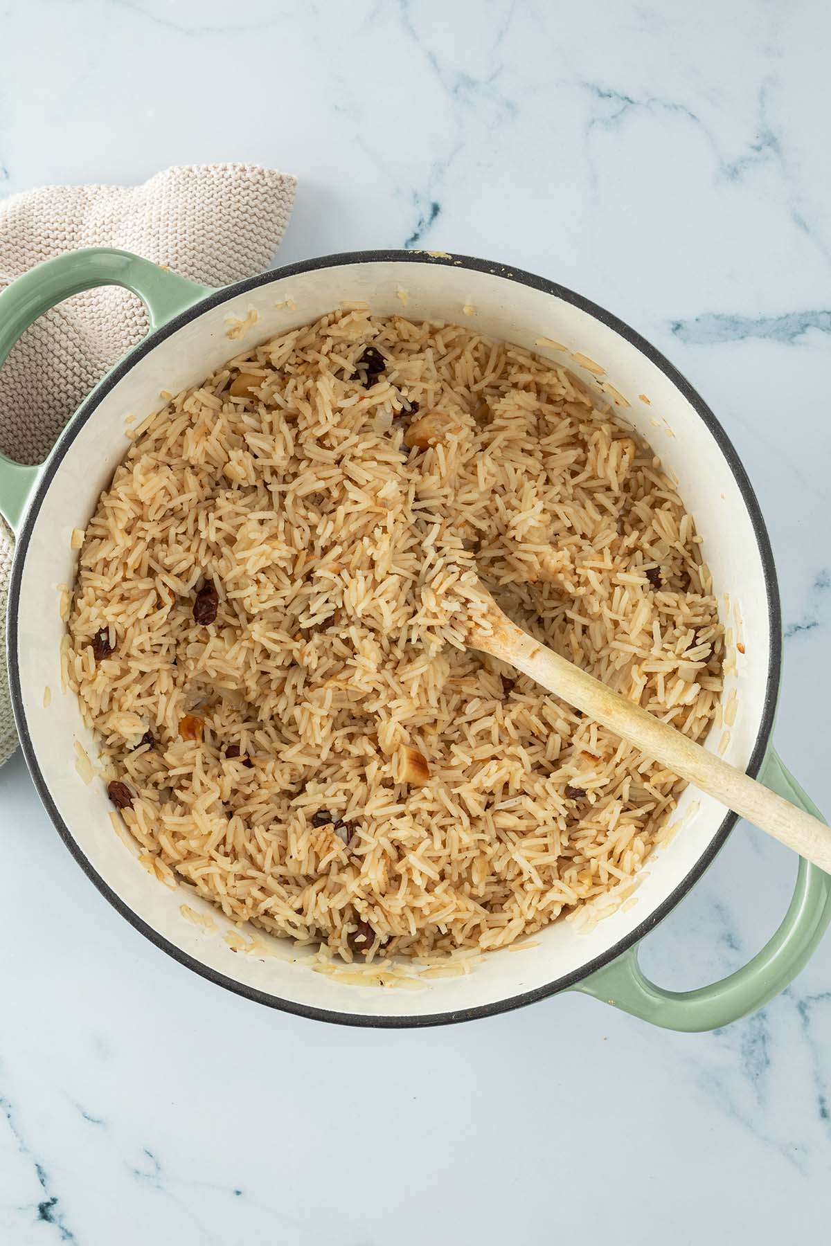 Vogelperspektive auf einem Topf mit gekochtem Basmati Reis mit Rosinen und N&uuml;ssen.