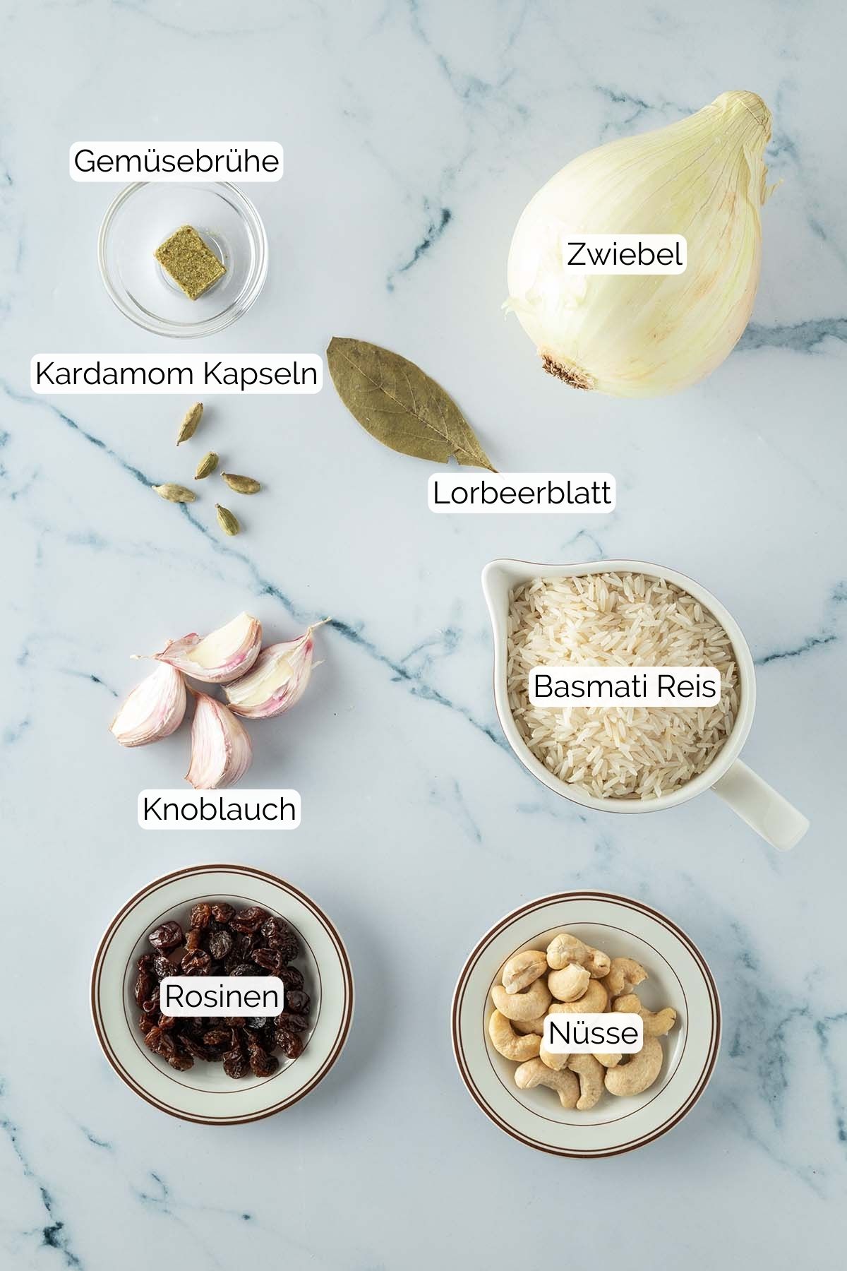Foto aller Zutaten inklusive passender Textbeschriftungen, die f&uuml;r Pilaw Reis ben&ouml;tigt werden.