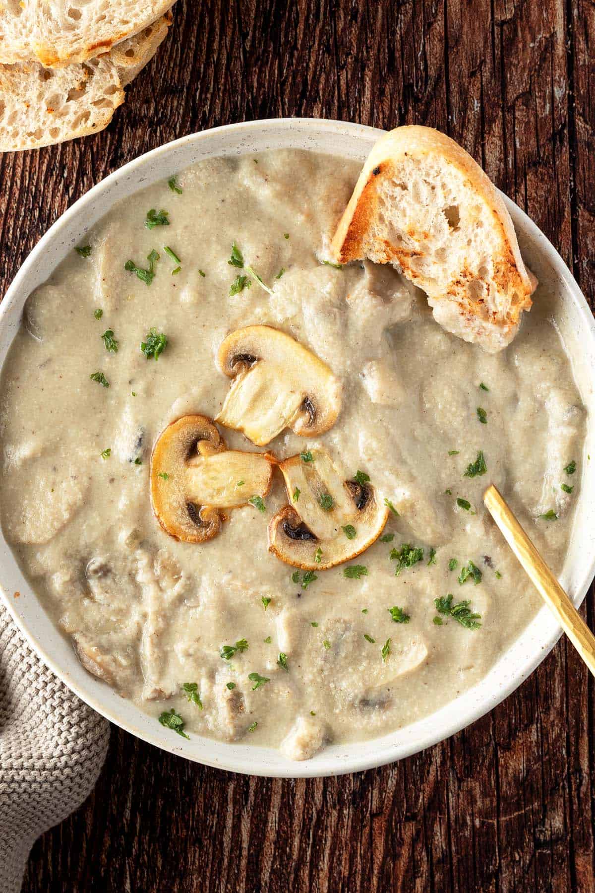 Eine Suppe mit einer cremigen, dickfl&uuml;ssigen Pilzsuppe, serviert mit knusprigen Brot.