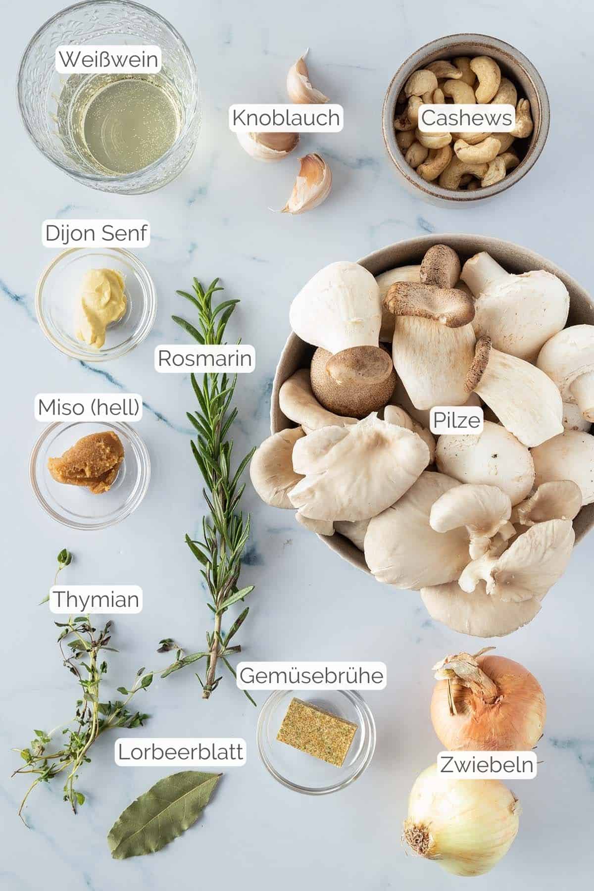 Alle Zutaten mit jeweiligen Textbeschriftungen, die f&uuml;r die vegane Pilzsuppe ohne Sahne ben&ouml;tigt werden.