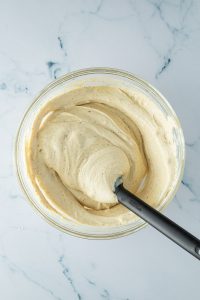 Fertige Mascarpone-Pistazien-Creme in einer Schüssel.