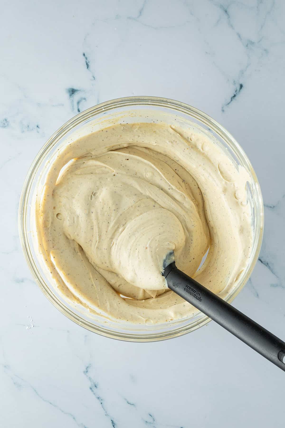 Fertige Mascarpone-Pistazien-Creme in einer Schüssel.