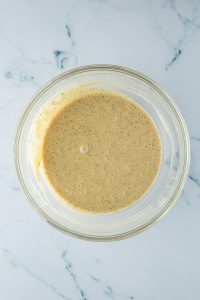 Creme aus Quark, Eigelb, Puderzucker und Pistazien-Mus.
