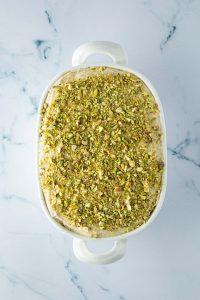 Fertiges Pistazien Tiramisu mit gehackten Pistazien auf der Oberfläche.