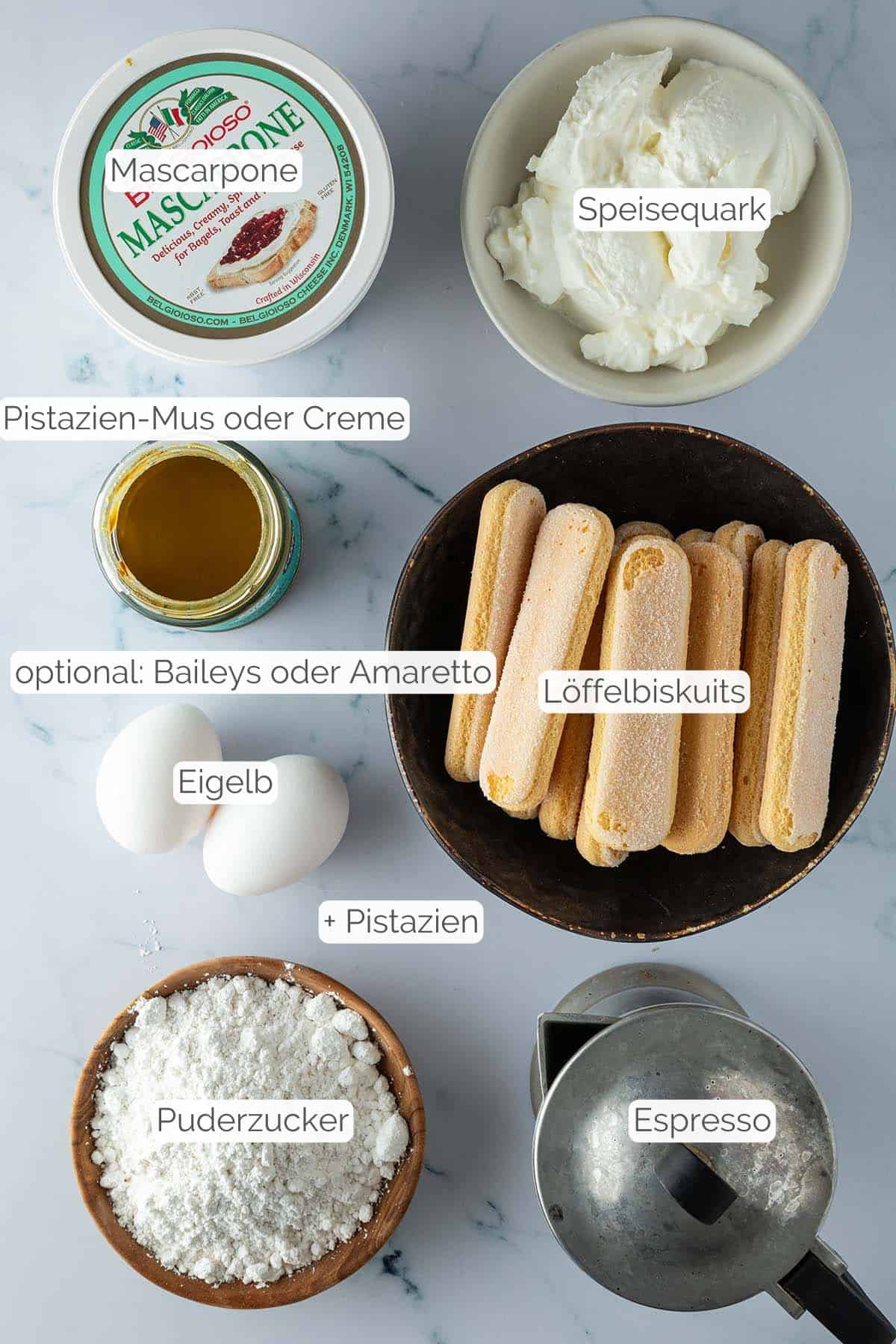 Alle Zutaten mit Textbeschriftungen, die für das Pistazien Tiramisu benötigt werden.