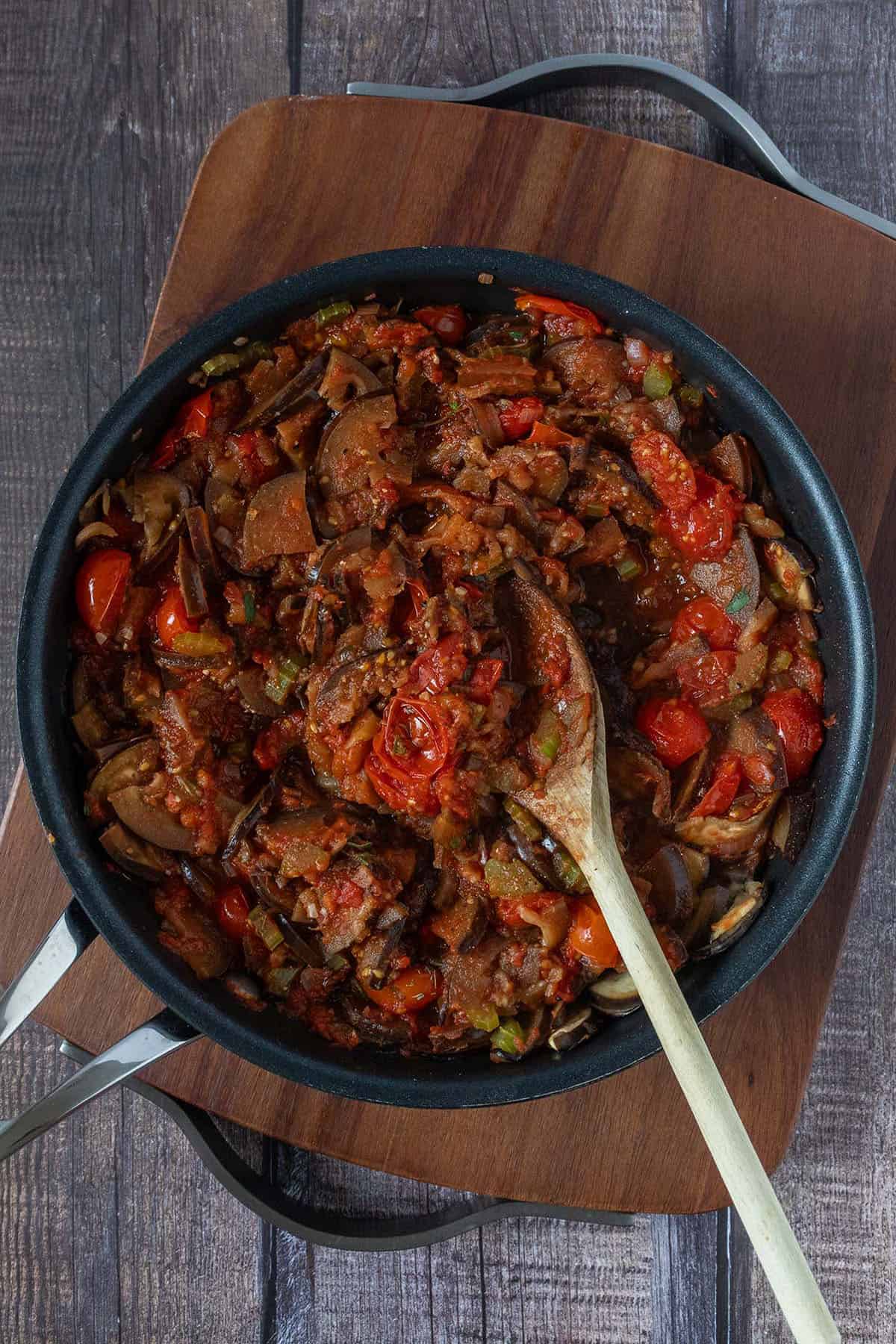 Fertige Gem&uuml;sepfanne mit saftiger Aubergine, Sellerie und Tomate.