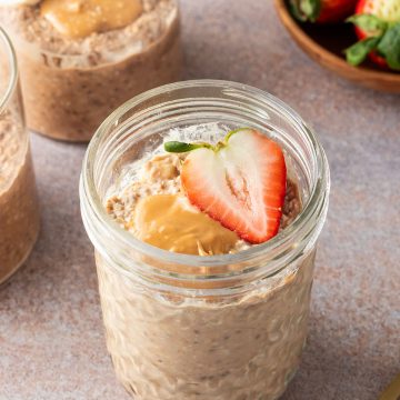 Drei Gl&auml;schen mit Protein Overnight Oats und frischem Obst.