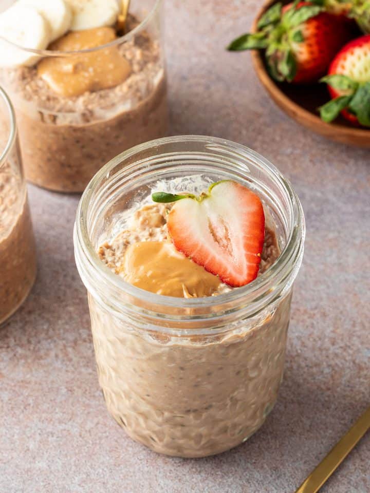 Drei Gl&auml;schen mit Protein Overnight Oats und frischem Obst.