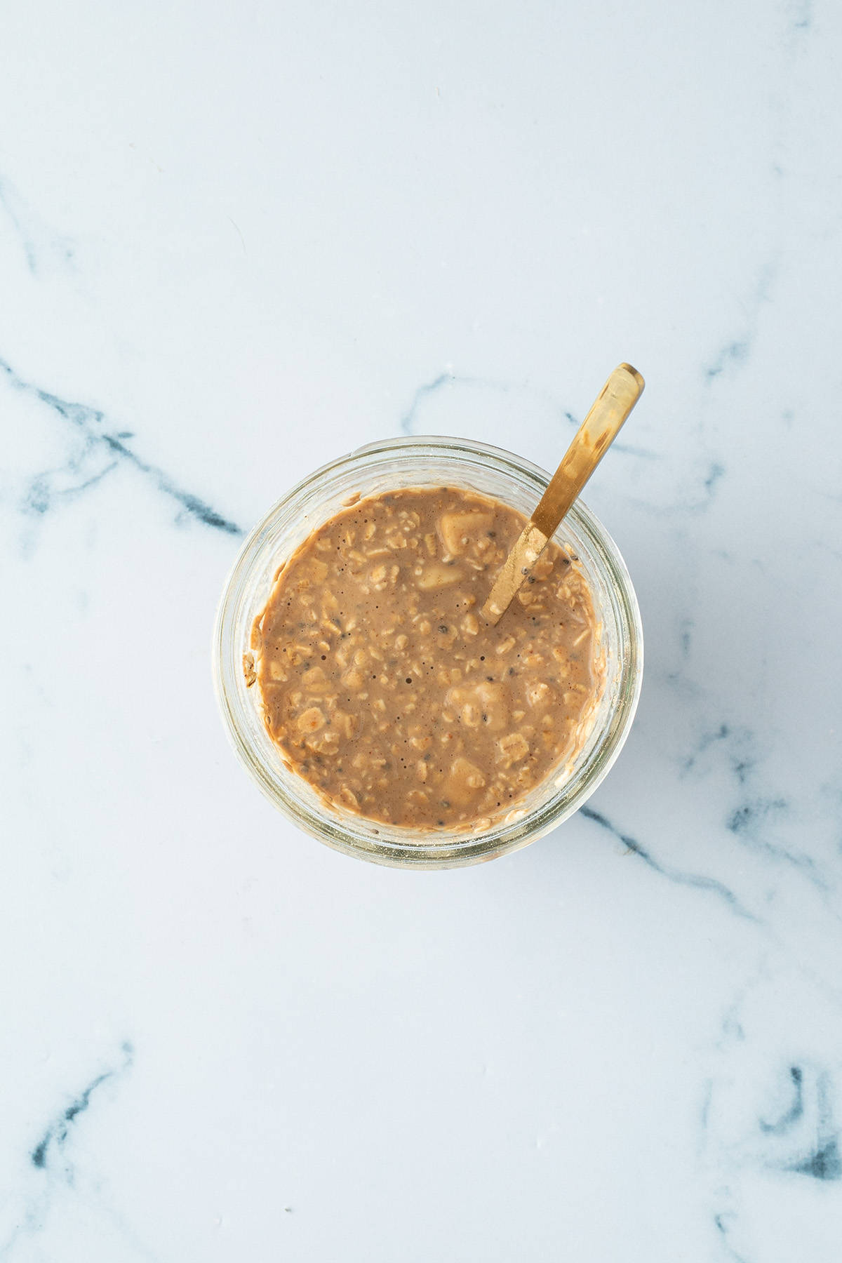 Fertig zubereitetet Schoko Overnight Oats in einem Schraubglas.