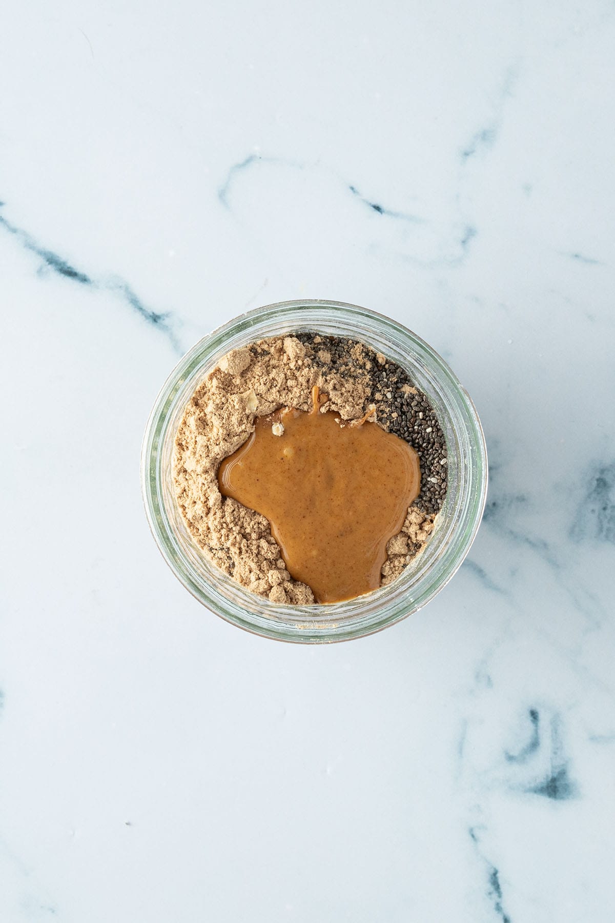 Alle Zutaten f&uuml;r die Overnight Oats in einem Schraubglas.