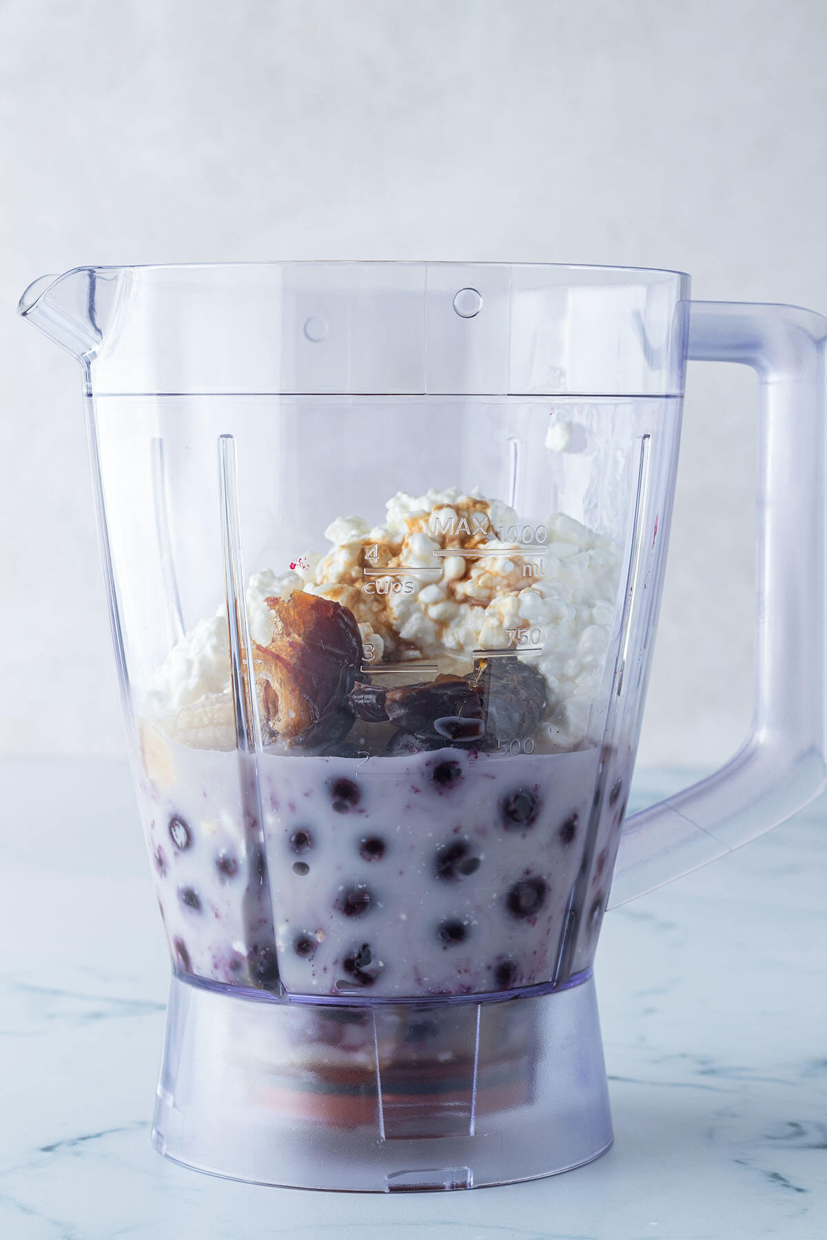 Zutaten f&uuml;r den Proteinsmoothie in einem Mixer.
