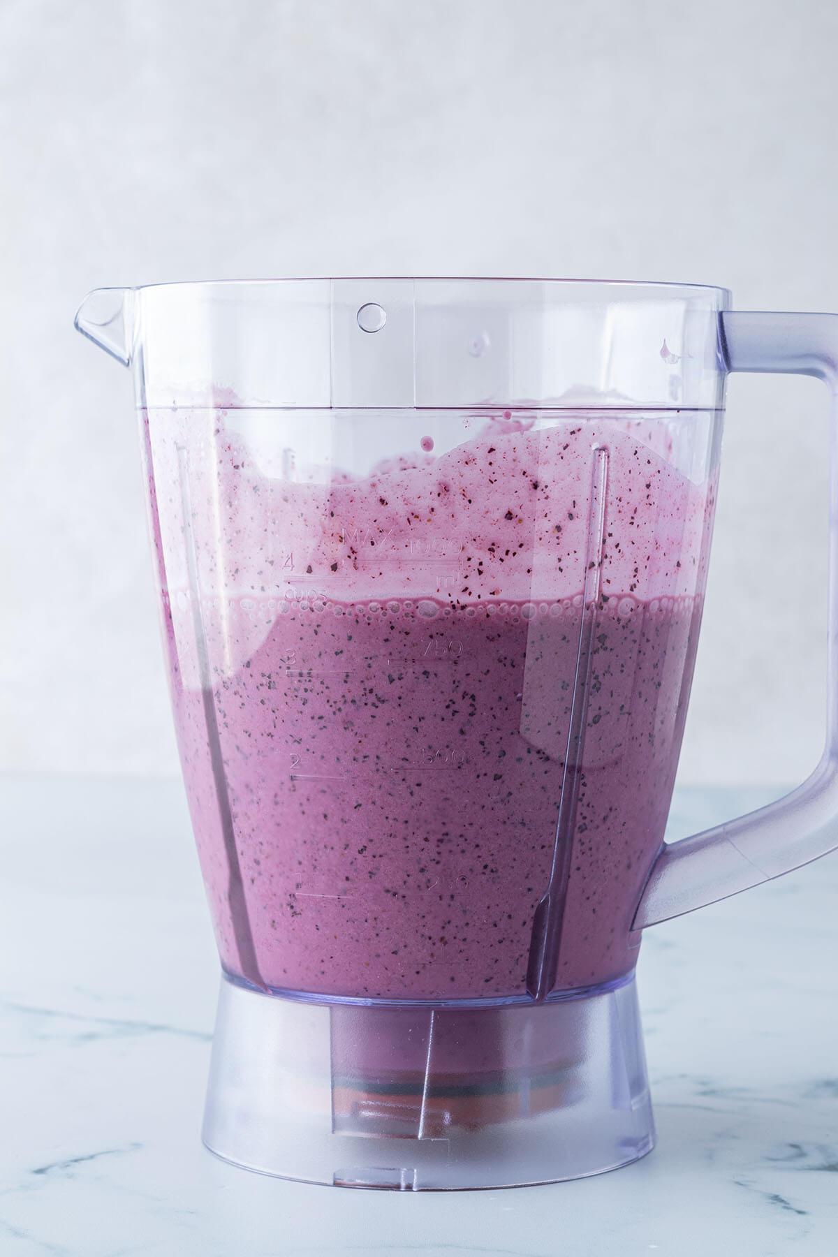 Proteinsmoothie nach dem Mixen im Mixkrug.