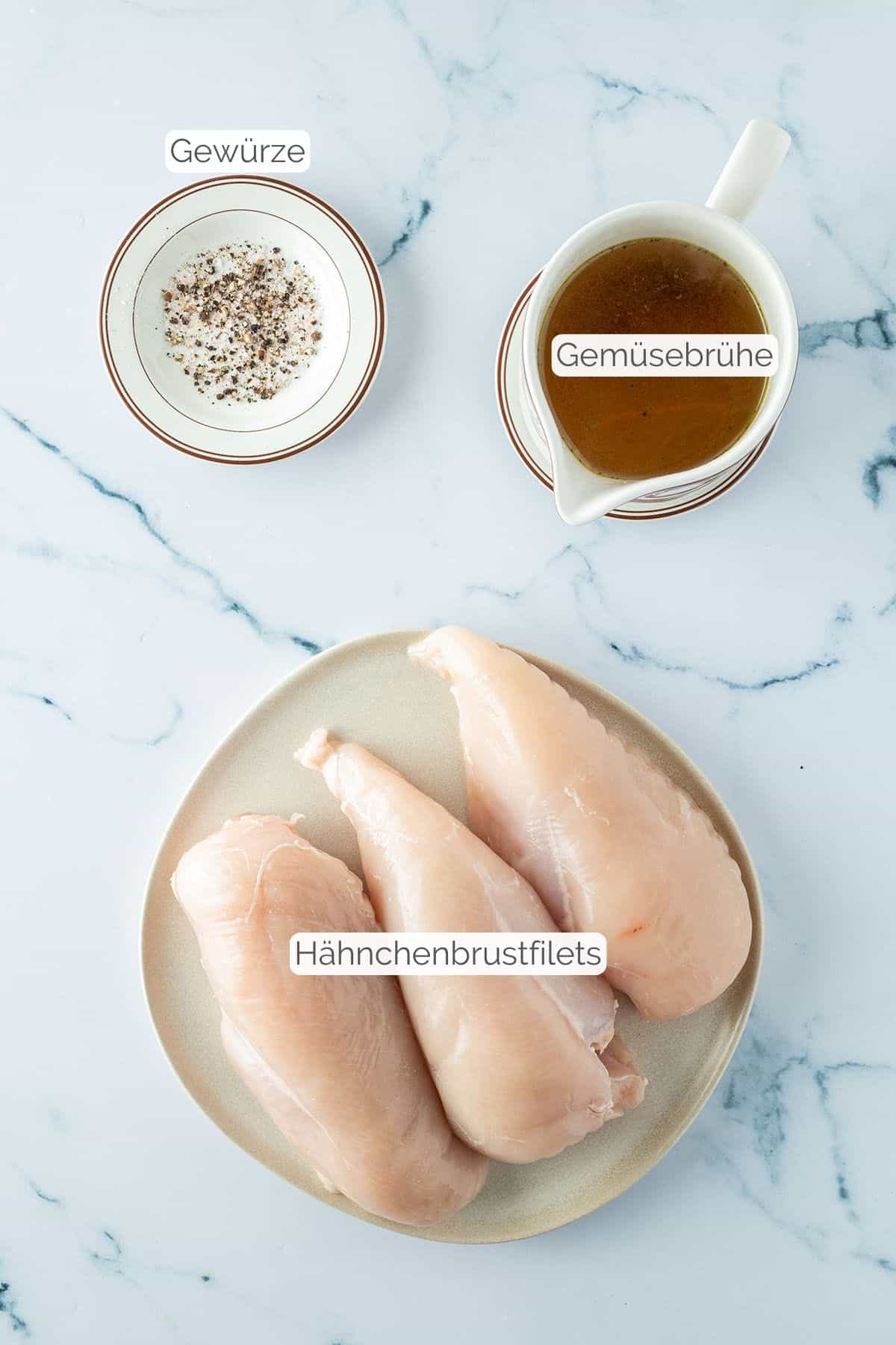 Foto aller Zutaten mit jeweiligen Textbeschriftungen, die f&uuml;r Pulled Chicken im Backofen ben&ouml;tigt werden.