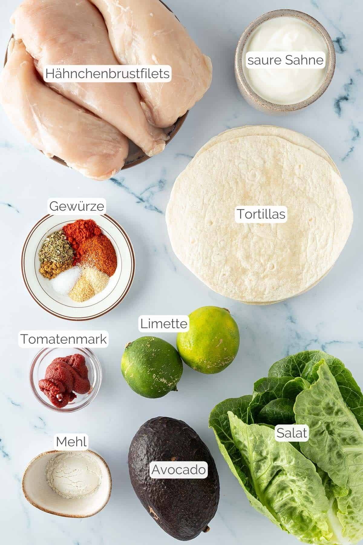 Alle Zutaten mit jeweiligen Textbeschriftungen, die f&uuml;r die Pulled Chicken Tacos ben&ouml;tigt werden.
