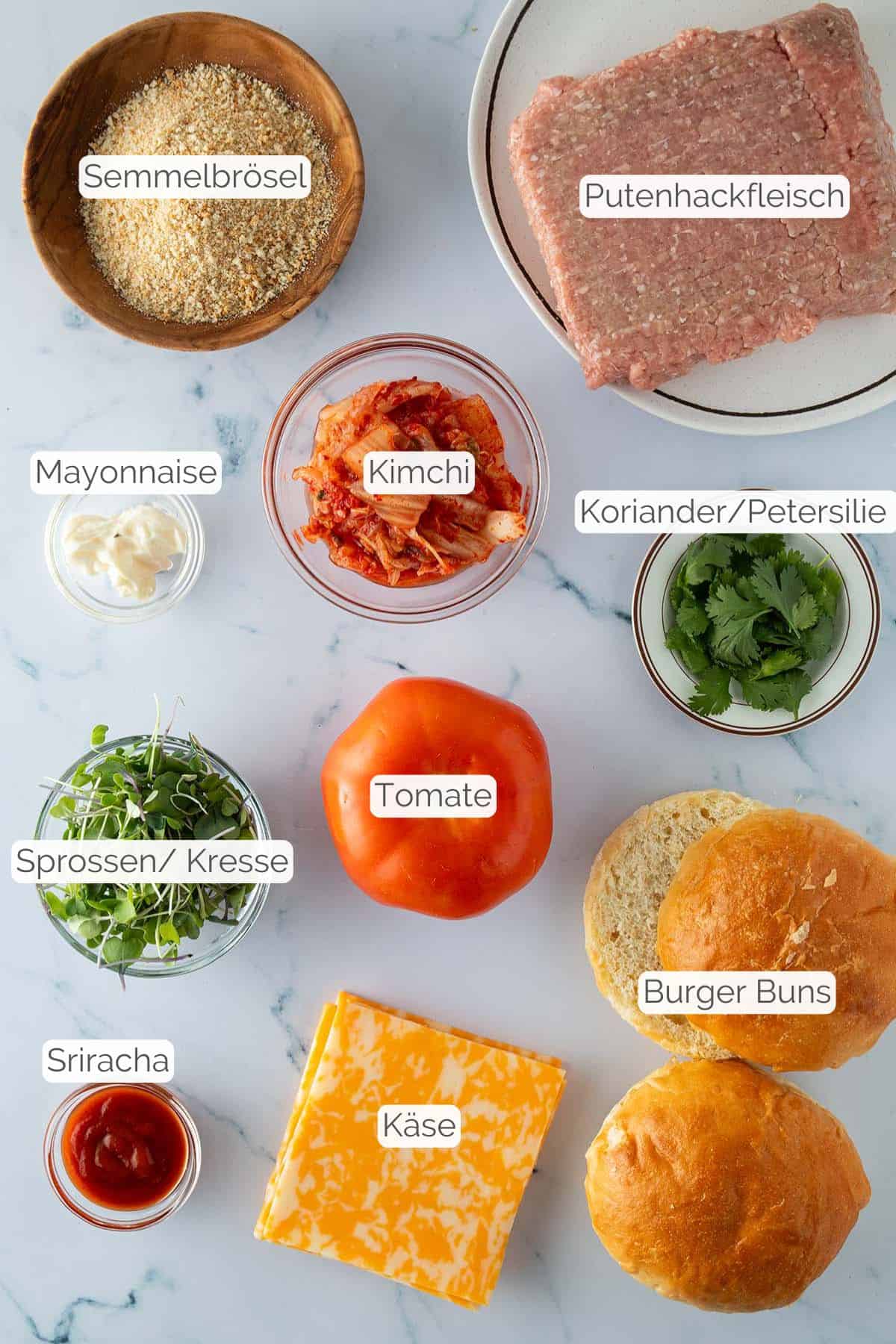 Alle Zutaten mit jeweiligen Textbeschriftungen, die f&uuml;r die gesunden Puten Burger mit Kimchi ben&ouml;tigt werden.