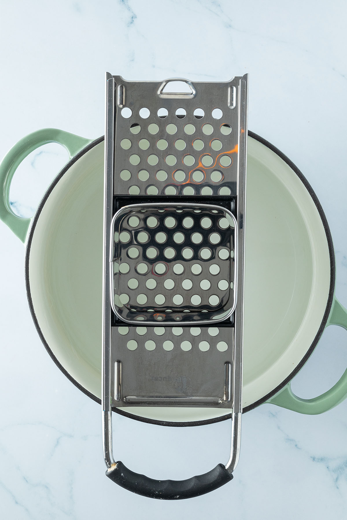 Sp&auml;tzlehobel liegt auf einem gro&szlig;en Topf mit Wasser.