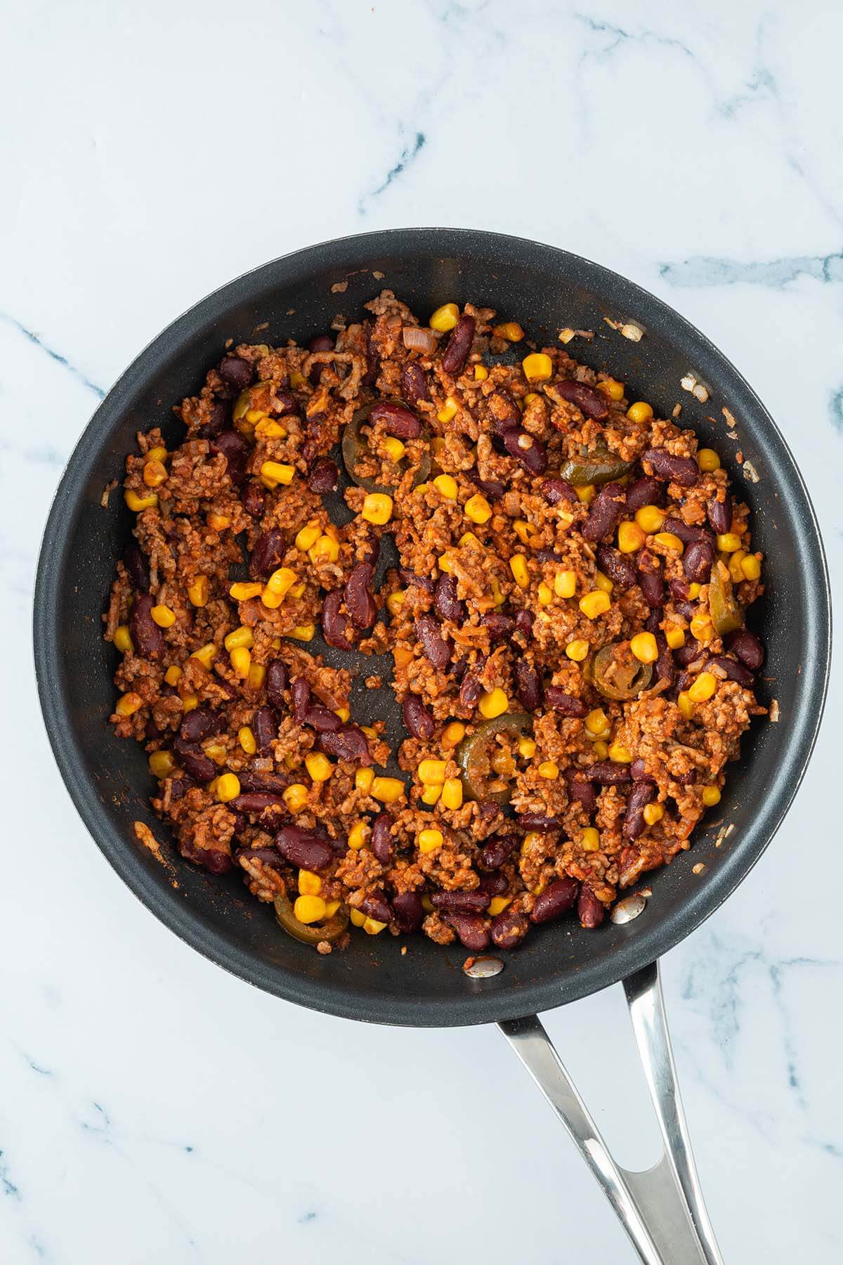 Pfanne mit Hackfleisch, Bohnen und Mais.