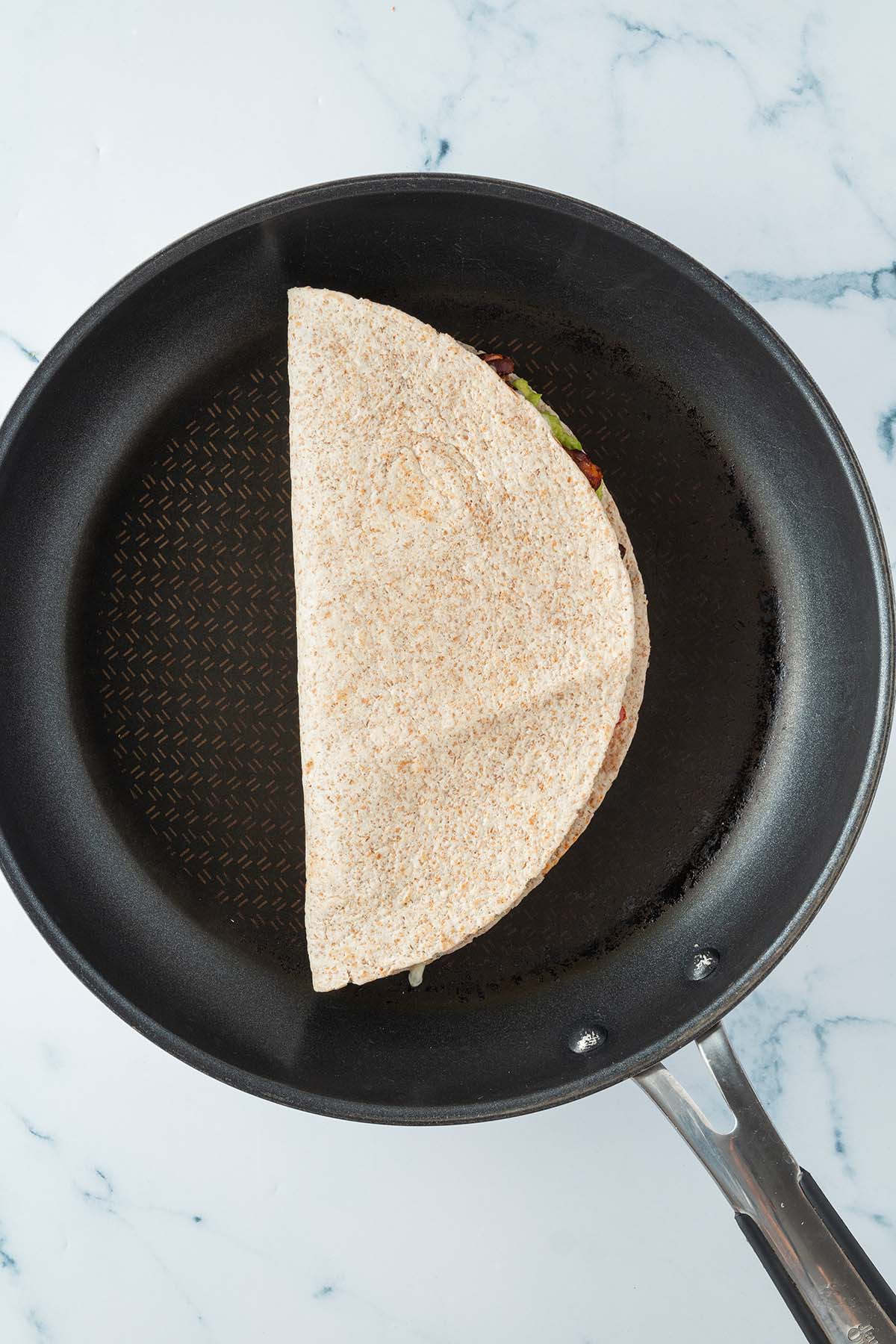 Quesadilla in einer Pfanne.