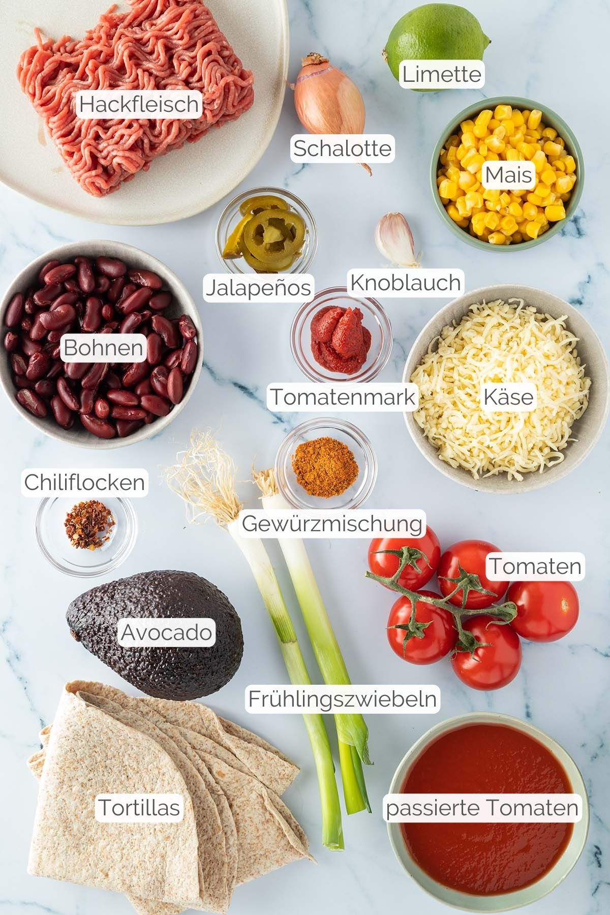 Foto aller Zutaten mit jeweiligen Textbeschriftungen, die f&uuml;r das Rezept ben&ouml;tigt werden.
