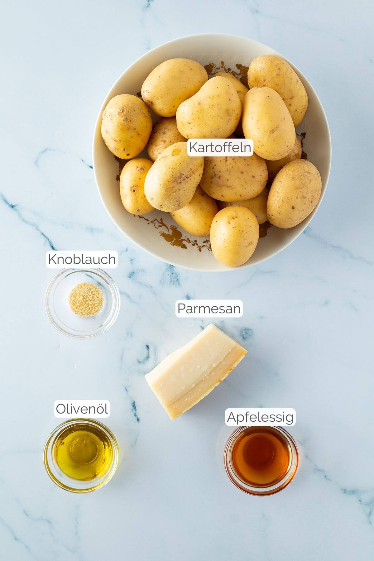 Foto aller Zutaten mit jeweiligen Textbeschriftungen, die f&uuml;r Quetschkartoffeln ben&ouml;tigt werden.