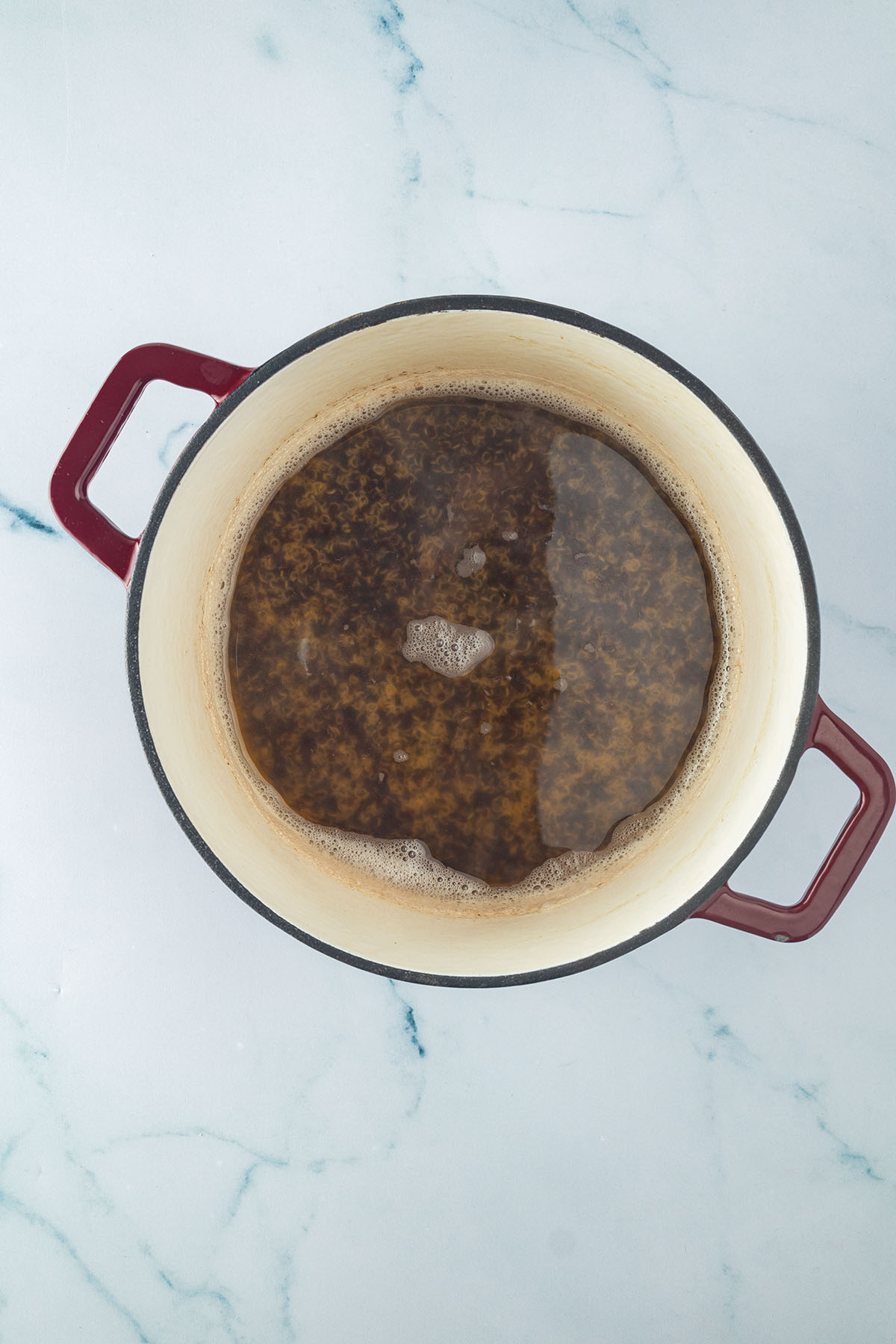 Gekochter Quinoa in einem Topf mit Wasser.