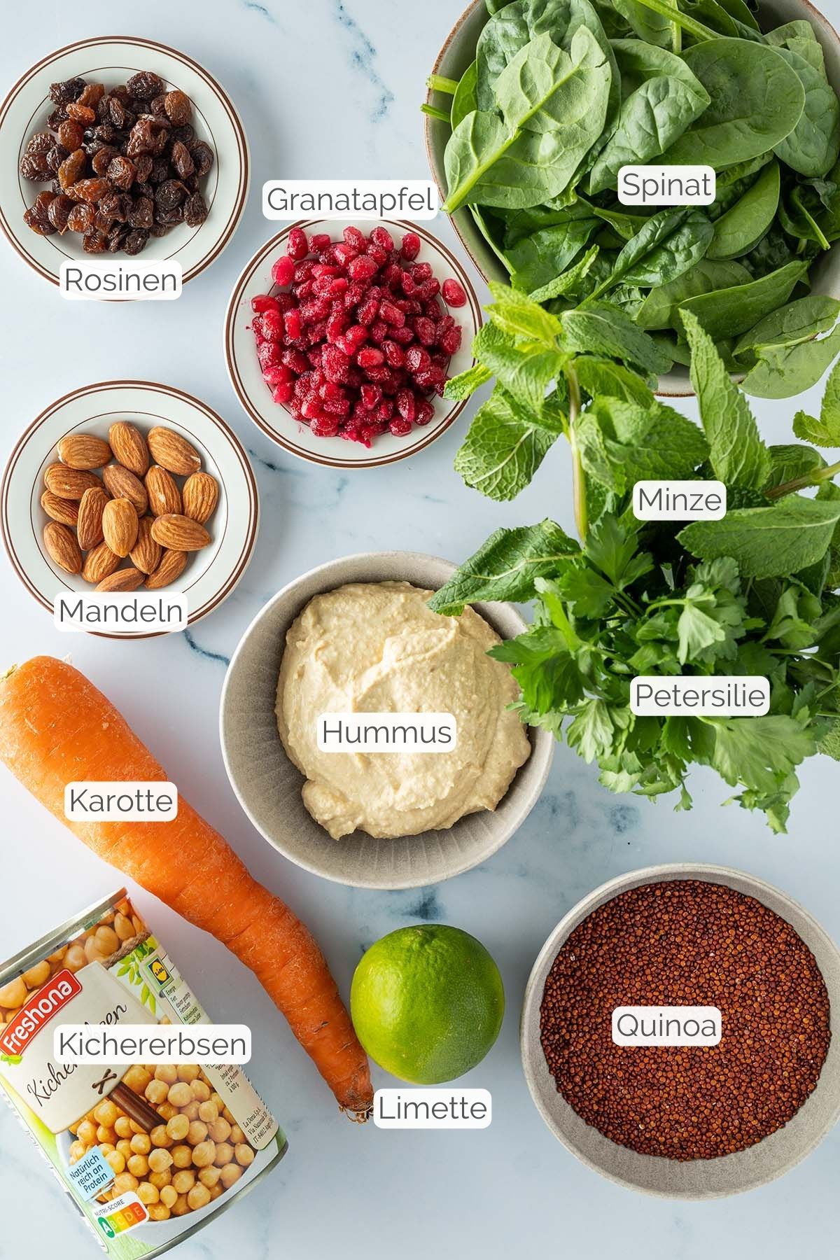 Foto aller Zutaten mit jeweiligen Textbeschriftungen, die für einen orientalischen Quinoa-Salat benötigt werden.