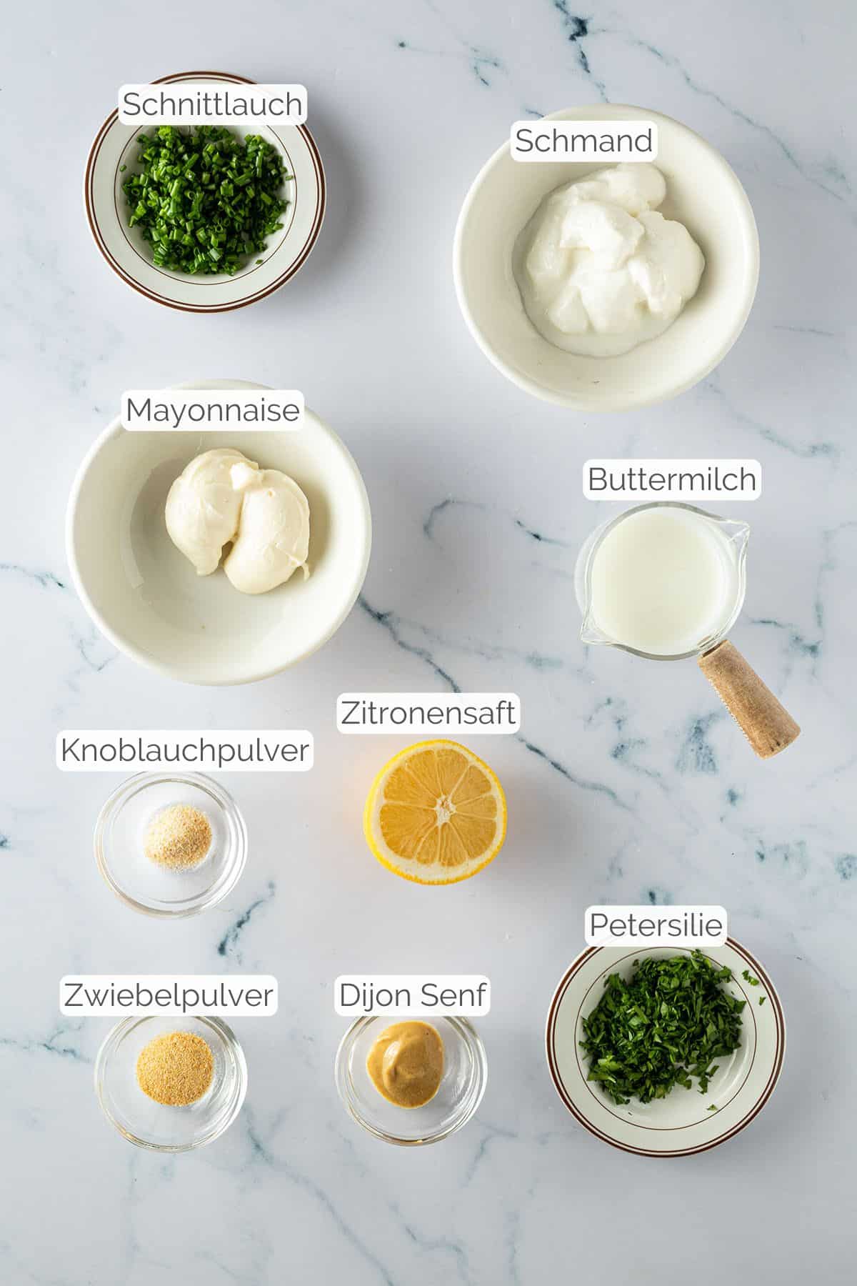 Alle Zutaten mit jeweiligen Textbeschriftungen, die f&uuml;r selbst gemachtes Ranch Dressing ben&ouml;tigt werden.