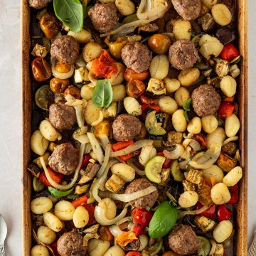 Ein Blech Ofen Ratatouille mit Gnocchi und Hackb&auml;llchen.
