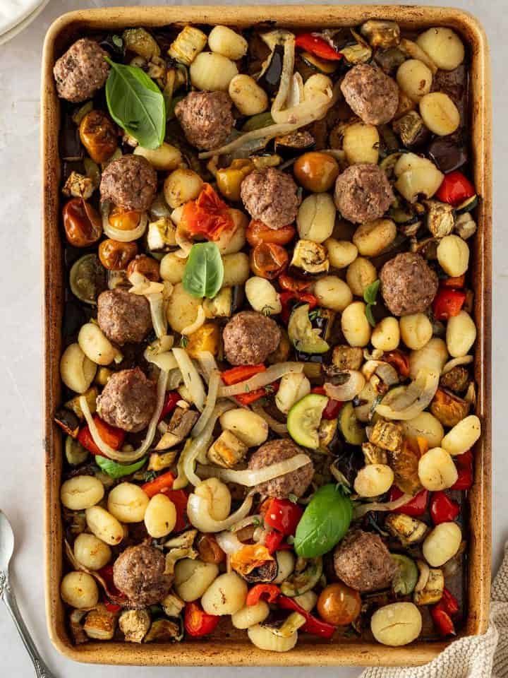 Ein Blech Ofen Ratatouille mit Gnocchi und Hackb&auml;llchen.
