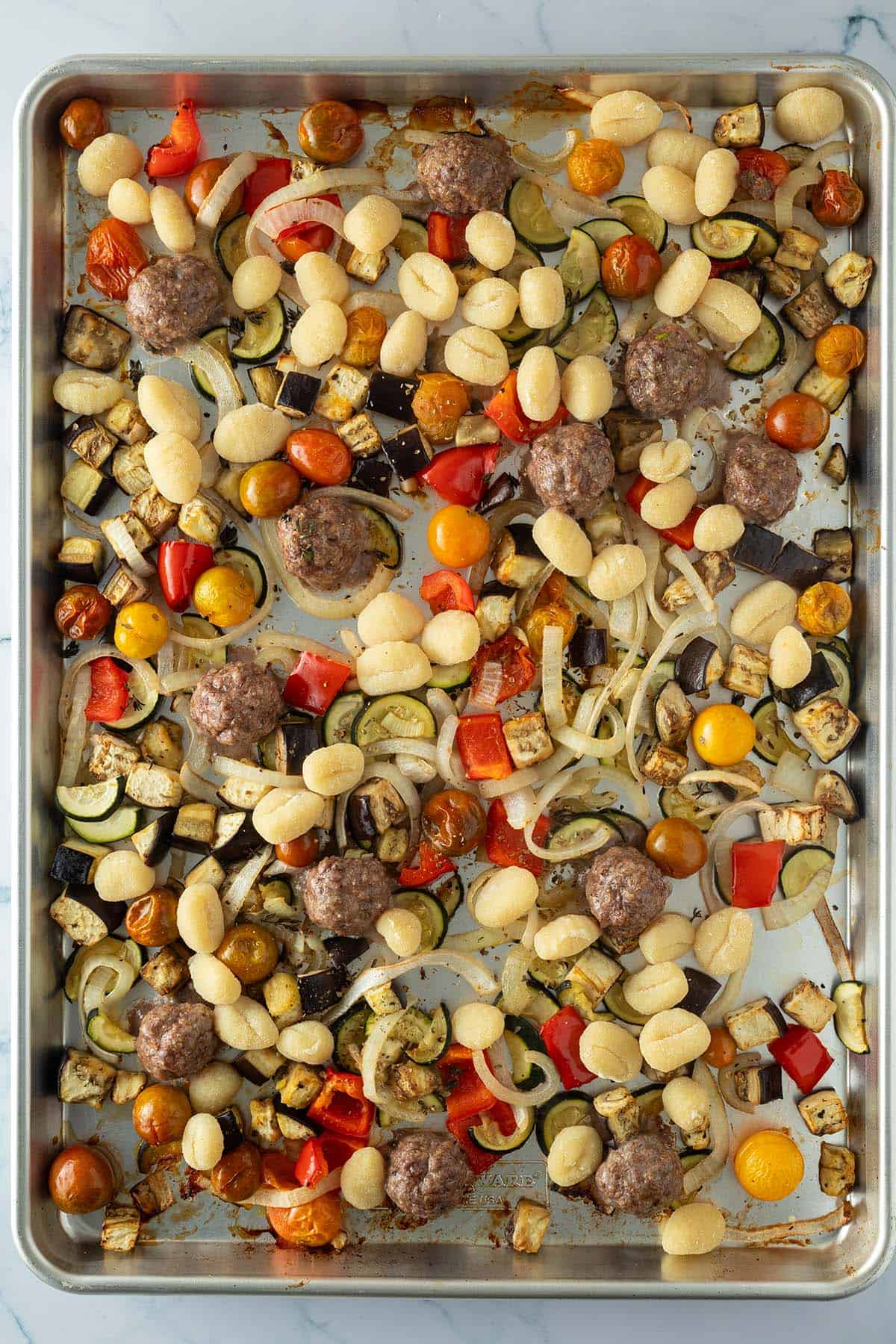 Fertig gebackenes Ofen Ratatouille mit Gnocchi und Hackb&auml;llchen.