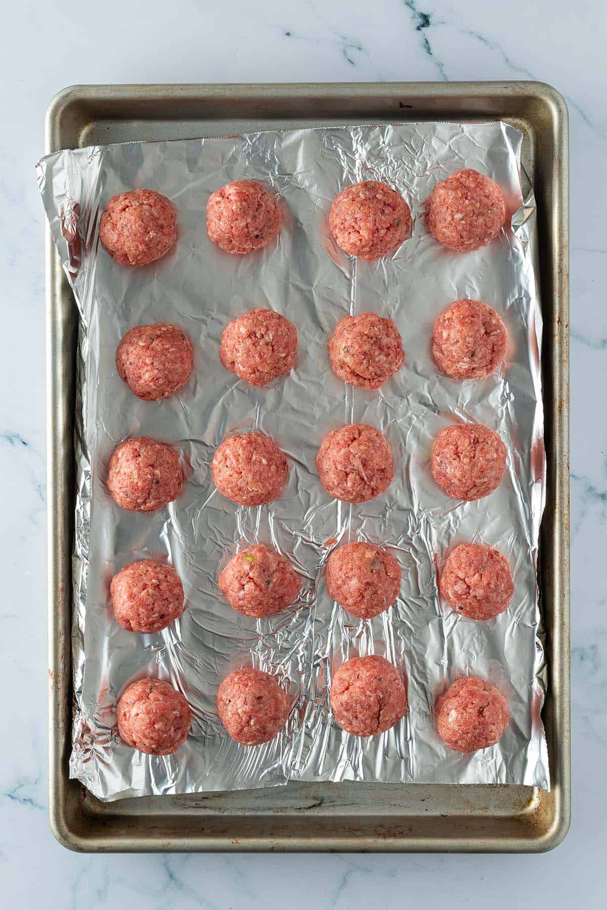 20 gleichgro&szlig;e Rinderhackb&auml;llchen.