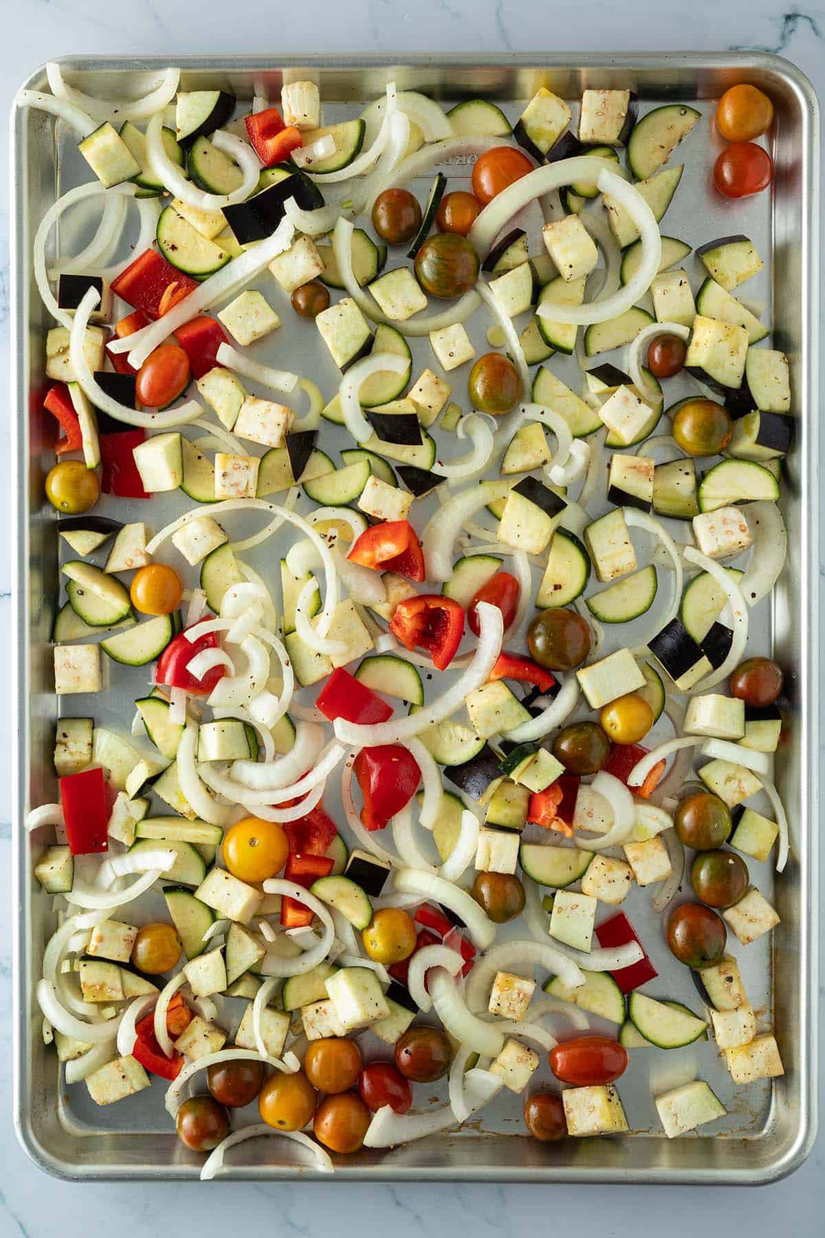 Rohe Ratatouille Gem&uuml;semischung auf einem Blech.