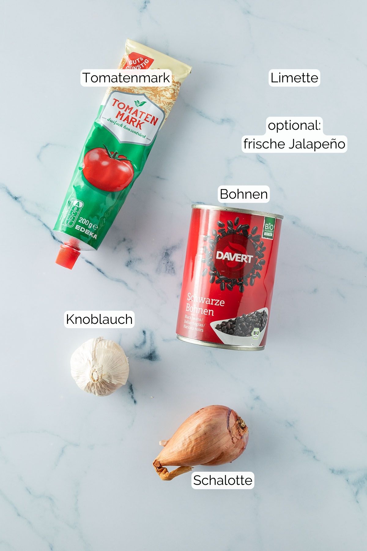 Foto aller Zutaten mit jeweiligen Textbeschriftungen, die f&uuml;r die mexikanische Bohnenpaste ben&ouml;tigt werden.