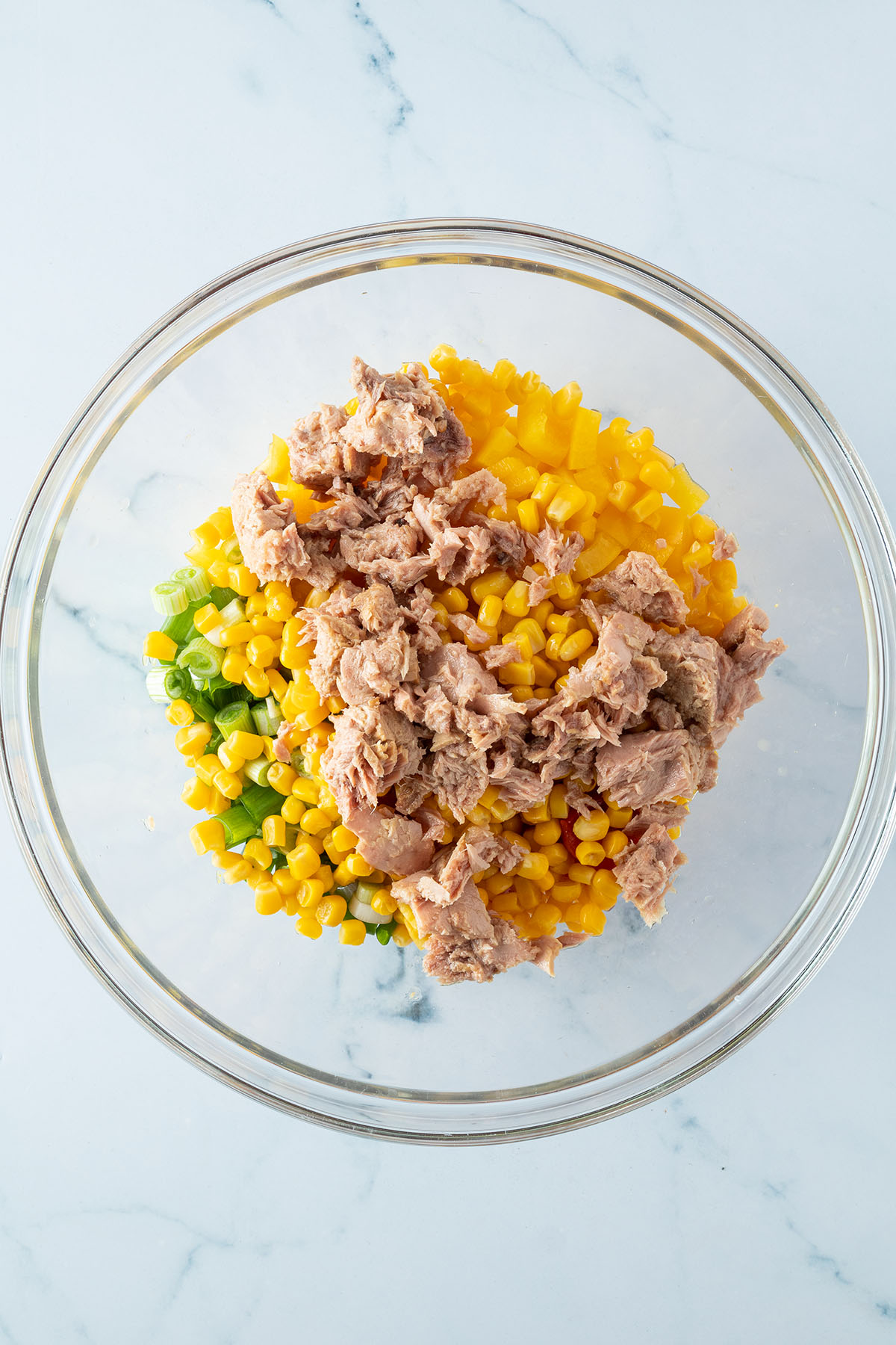 Thunfisch und Mais mit kleingeschnittenem Gem&uuml;se in einer gro&szlig;en Salatsch&uuml;ssel.