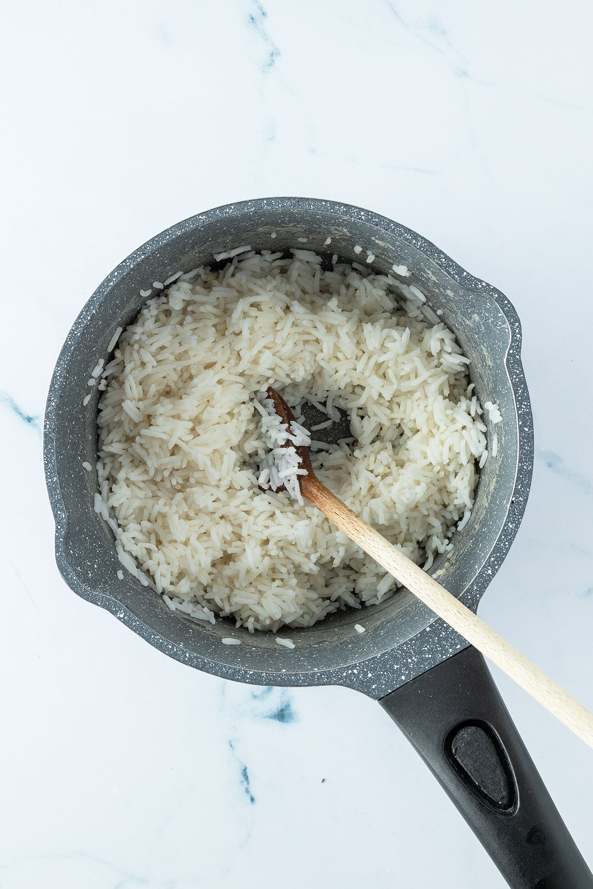 Gekochter Basmati-Reis in einem Topf.